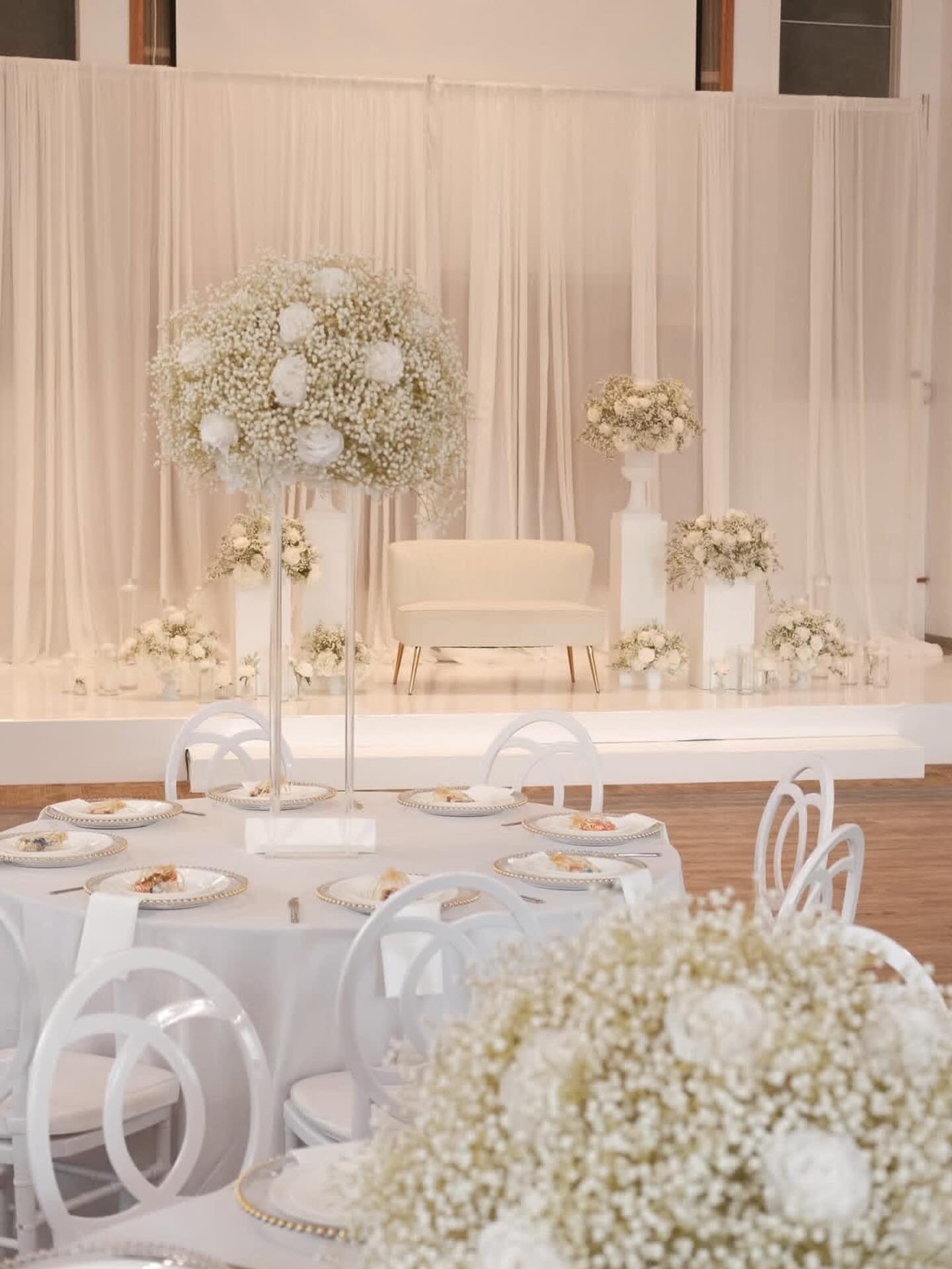 A classic statement set up 🕊️

Location @thehallofpeace 
Photo @lightmusephotography 
Stage wrap @ottawadancefloors 
@ottawa.forevermorerentals 

#events #ottawaevents #wedding #weddingdecor