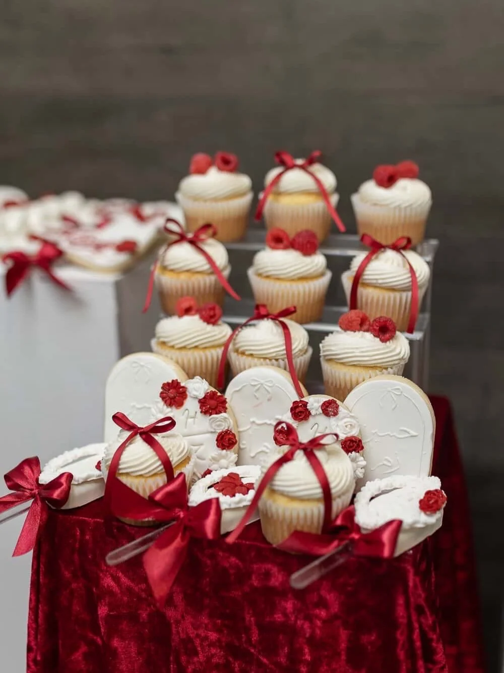 How stunning are these desserts 😍

Desserts @thecakefactoryottawa 
Cake @nanascakes.ottawa 
Location @ksonthekeys 
Photos @noursphoto