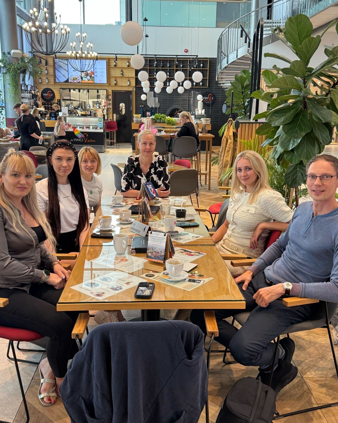 ☕ Laupäeval sai avapaugu HR keeltekohviku 4️⃣hooaeg. Rääkisime suvistest tegemistest ning jagasime üksteisele infot erinevate äppide ja AI võimaluste kohta inglise keele õppimiseks. Oli väga sisukas hommik.