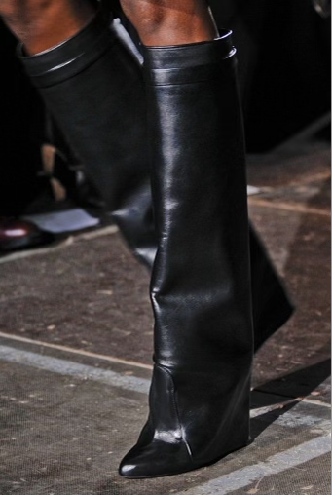 LINNETTE shows an image of fold over boots