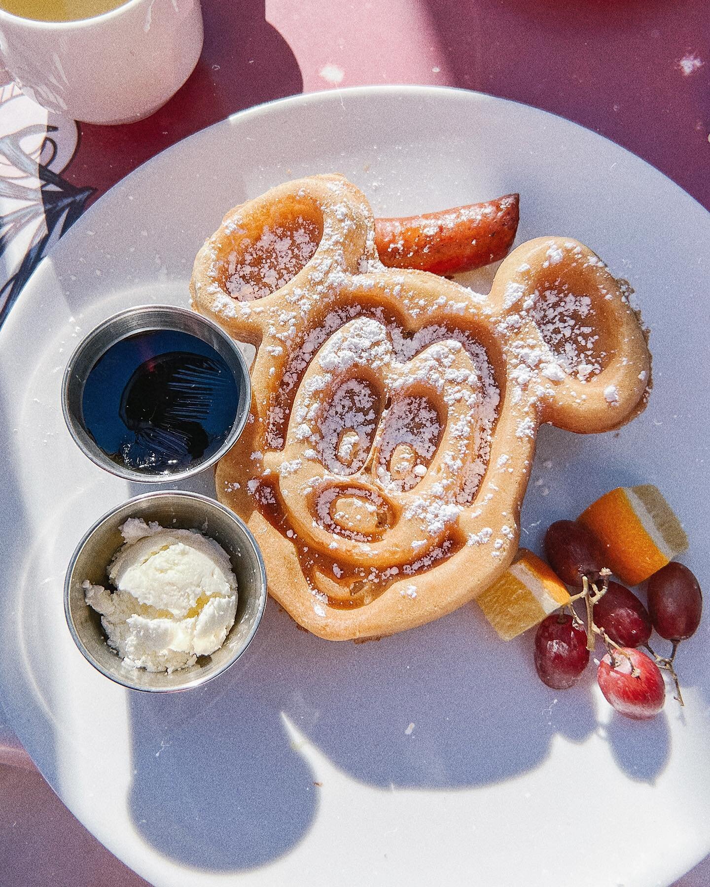 A breakfast so beautiful, it needed a spot on my feed.

Disney loving friends&hellip;.What&rsquo;s your favorite food in the Disney parks?!

#disneyland #disneylandfood #happiestplaceonearth #carnationcafe