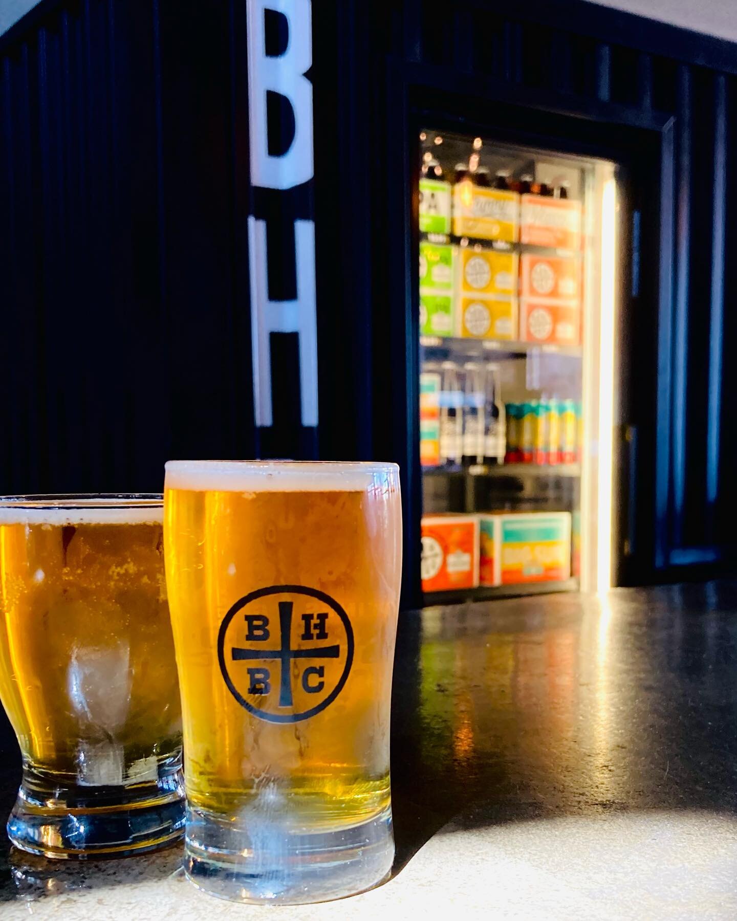 ☀️Good weather deserves to be enjoyed with great beer, and a Sunny Daze is a good start for any Sunday! 
Grab yourself a pint, and enjoy live music with guitarist and singer @acmylesmusic 
Performing 2:00-4:30pm
&amp; food vendor @chimbozbbq in the b
