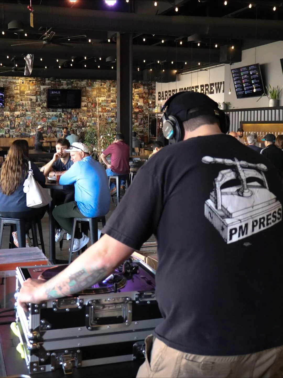 Spin, Sip, and Swap 🎵12-5pm
Bring your vinyl, grab a beer, and hang with fellow music lovers 🍺
📀 hosted by Record Ghoul
Because beer sounds better with vinyl.
Stay for live music tonight at 7:30pm!
See ya soon 
Cheers✨
#goodpeoplegoodtimesgreatbee