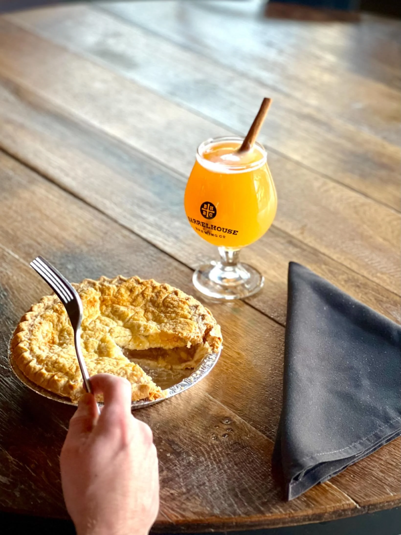 Apple Pie Cider🥧🍂

A taste of fall perfect available 
on draft or our 32oz crowlers 
Grab a pint &amp; enjoy live music all day✨
See ya soon!
Cheers🍏
#goodpeoplegoodtimesgreatbeer