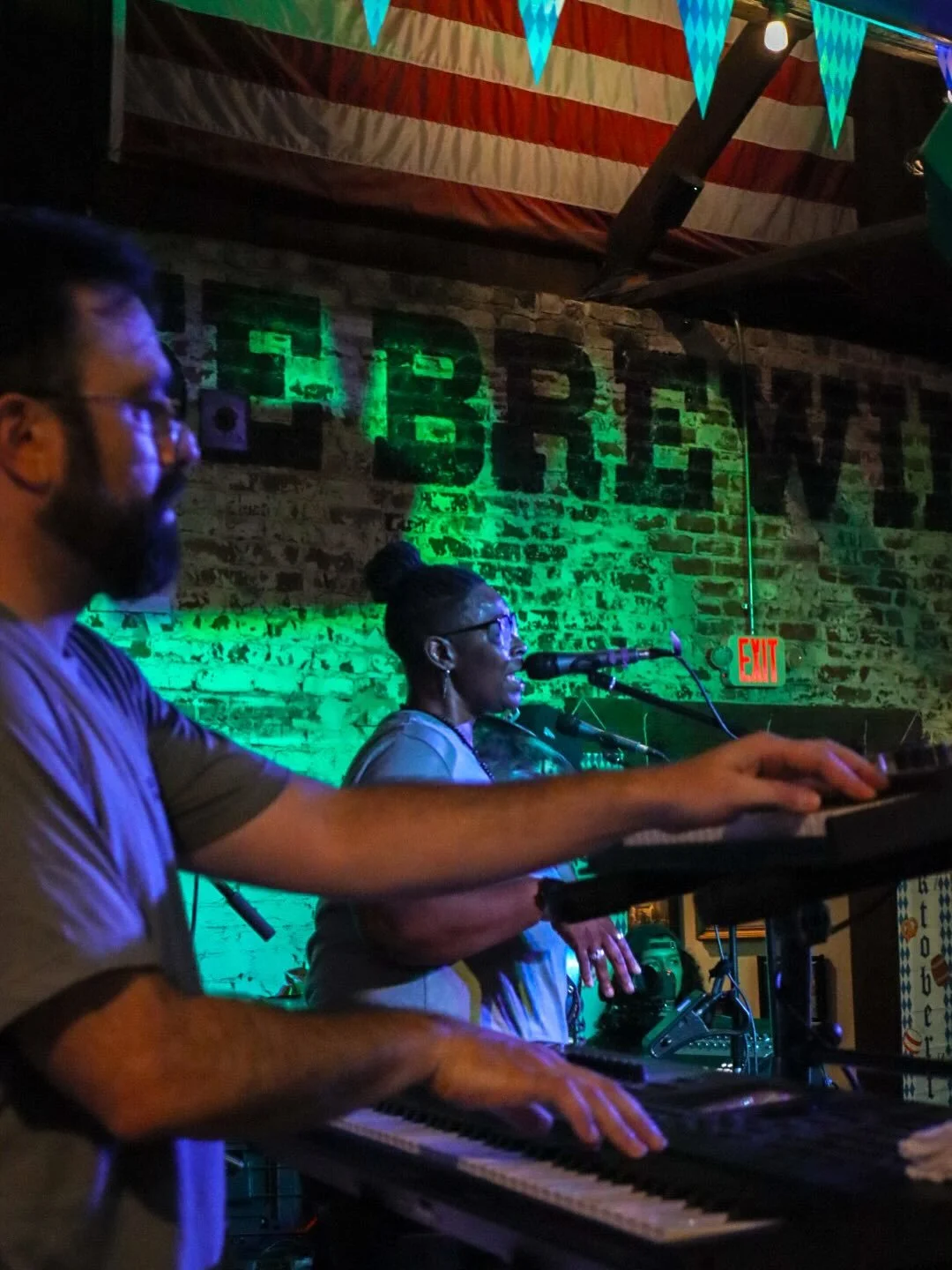 The Box Live Tonight🎶🍻
7:30pm 

Grab your crew &amp; your dancing shoes! 🕺
See ya on the dance floor!
Cheers✨
#goodpeoplegoodtimesgreatbeer