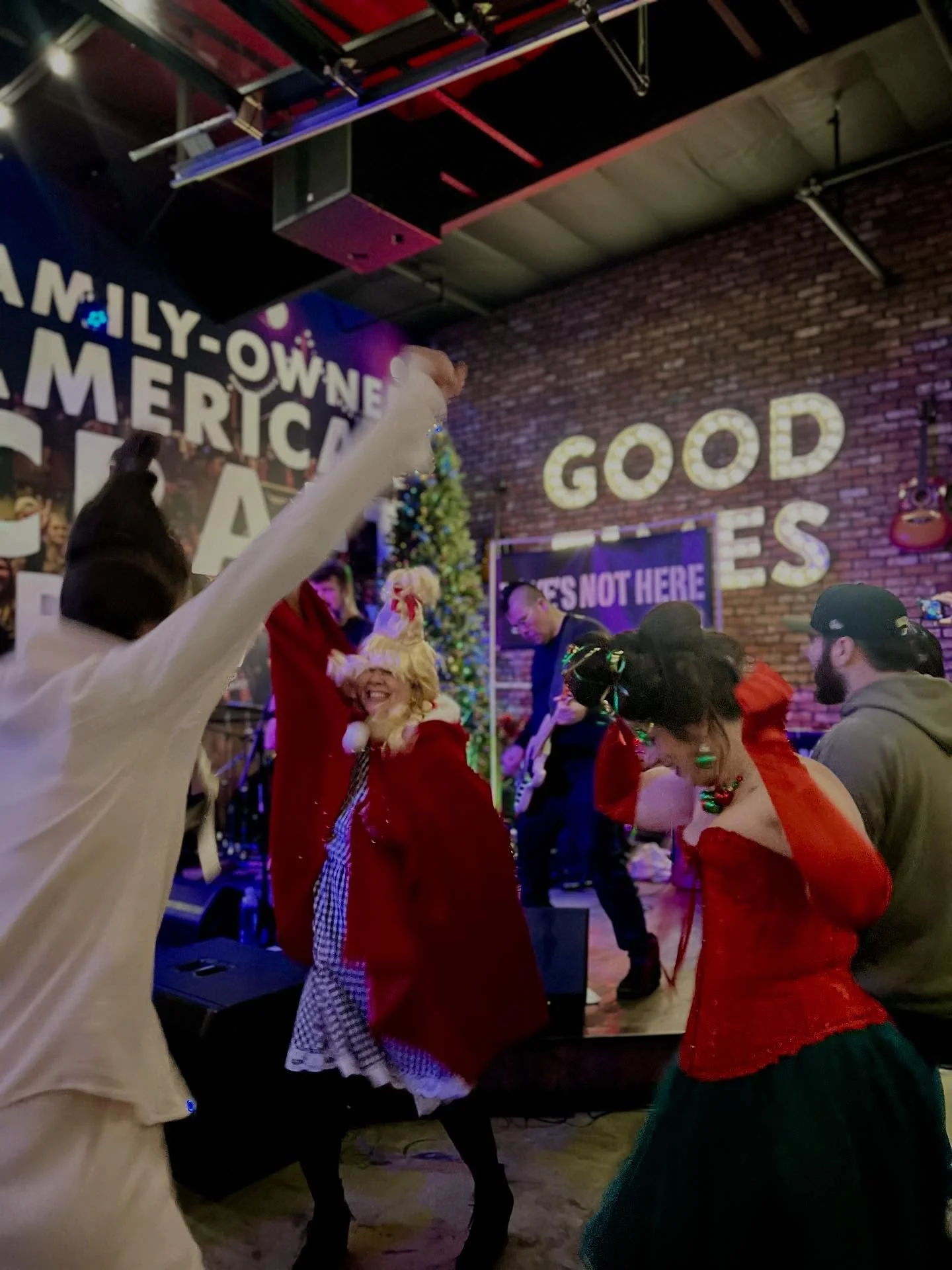 The Grinch may have stole Christmas
But the people of Whoville stole the dancefloor🌲✨

Live music tonight @ 7:30pm 
Seasonal brews on draft ready to dance🍻
See ya soon!
Cheers✨
#goodpeoplegoodtimesgreatbeer