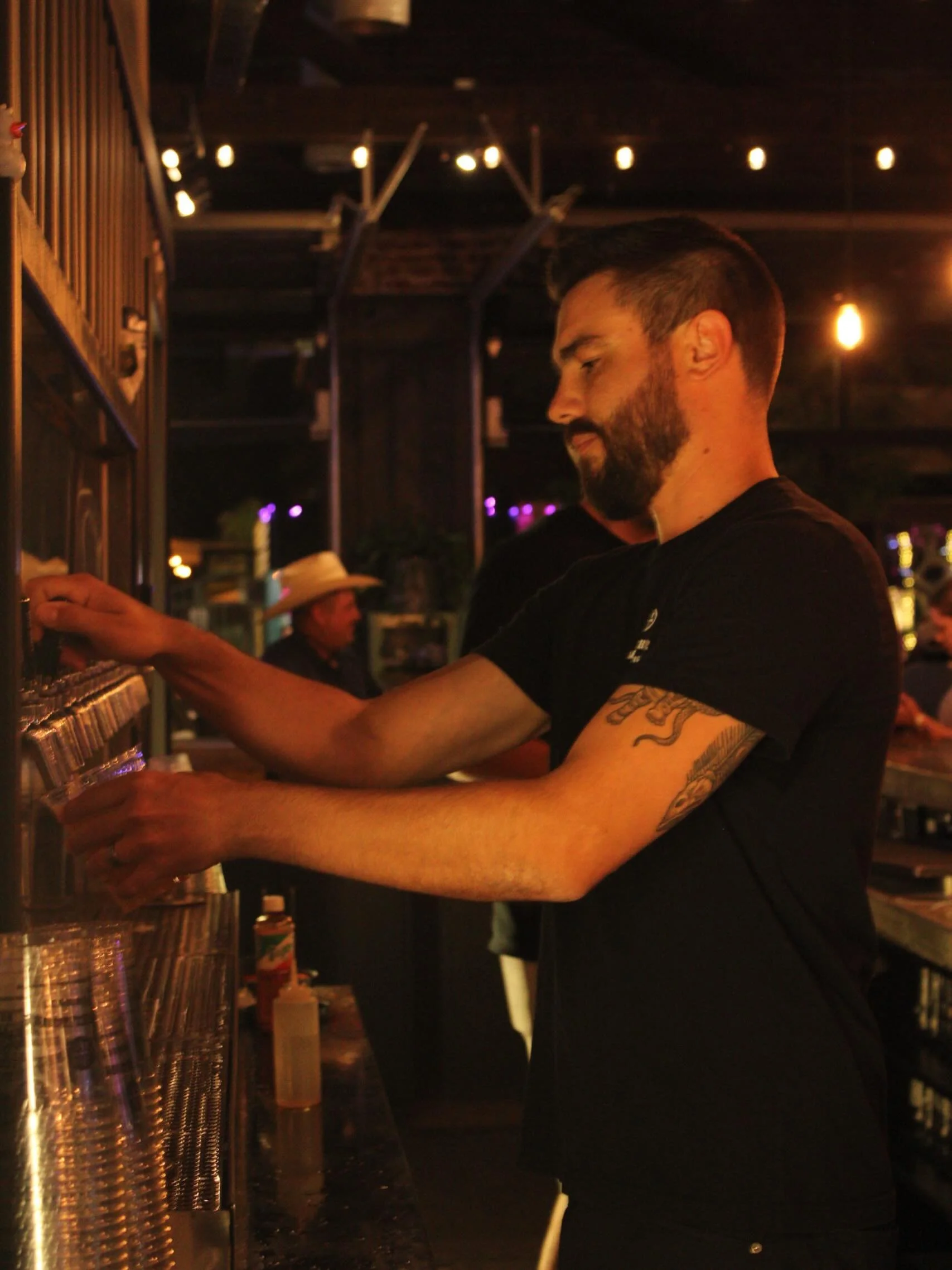 That moment you&rsquo;re waiting for the perfect pour, cold beer in hand, live music in the background
and nowhere else to be 🍺🎶

That&rsquo;s the Barrelhouse Way✨
Join us all weekend long for Live music, cold beer, &amp; Good times!
Cheers! 
#good