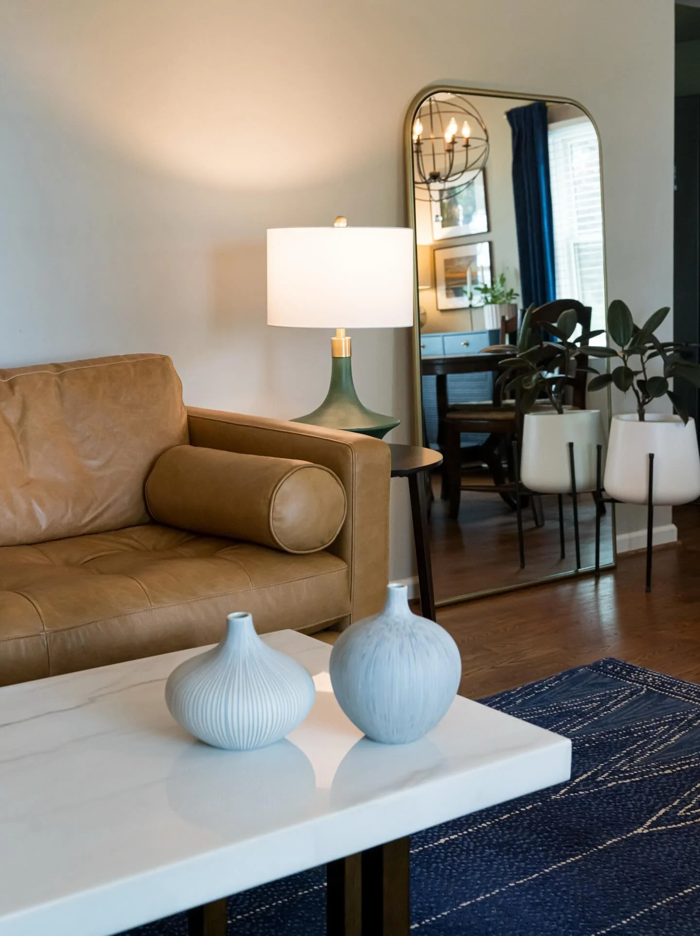 wouldn&rsquo;t be sad to be having my second cup of coffee ☕️ in this cozy living room right about now&hellip;

📷 by @ryantheedephotography 
#ashevilleinteriordesign 
#ashevilleinteriors