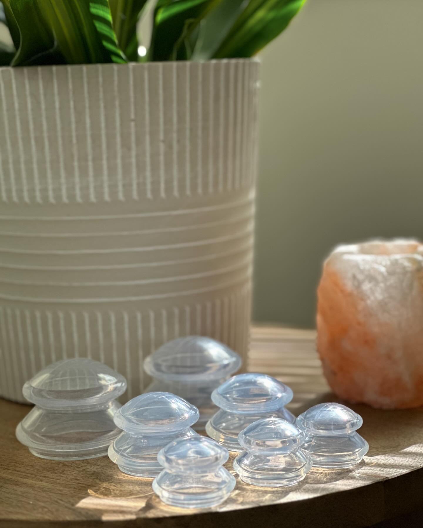 Adding cupping to a massage can offer several benefits. Cupping can help increase blood flow, reduce muscle tension, and promote relaxation. It can also help release fascia, the connective tissue around muscles, and reduce inflammation. Many people f