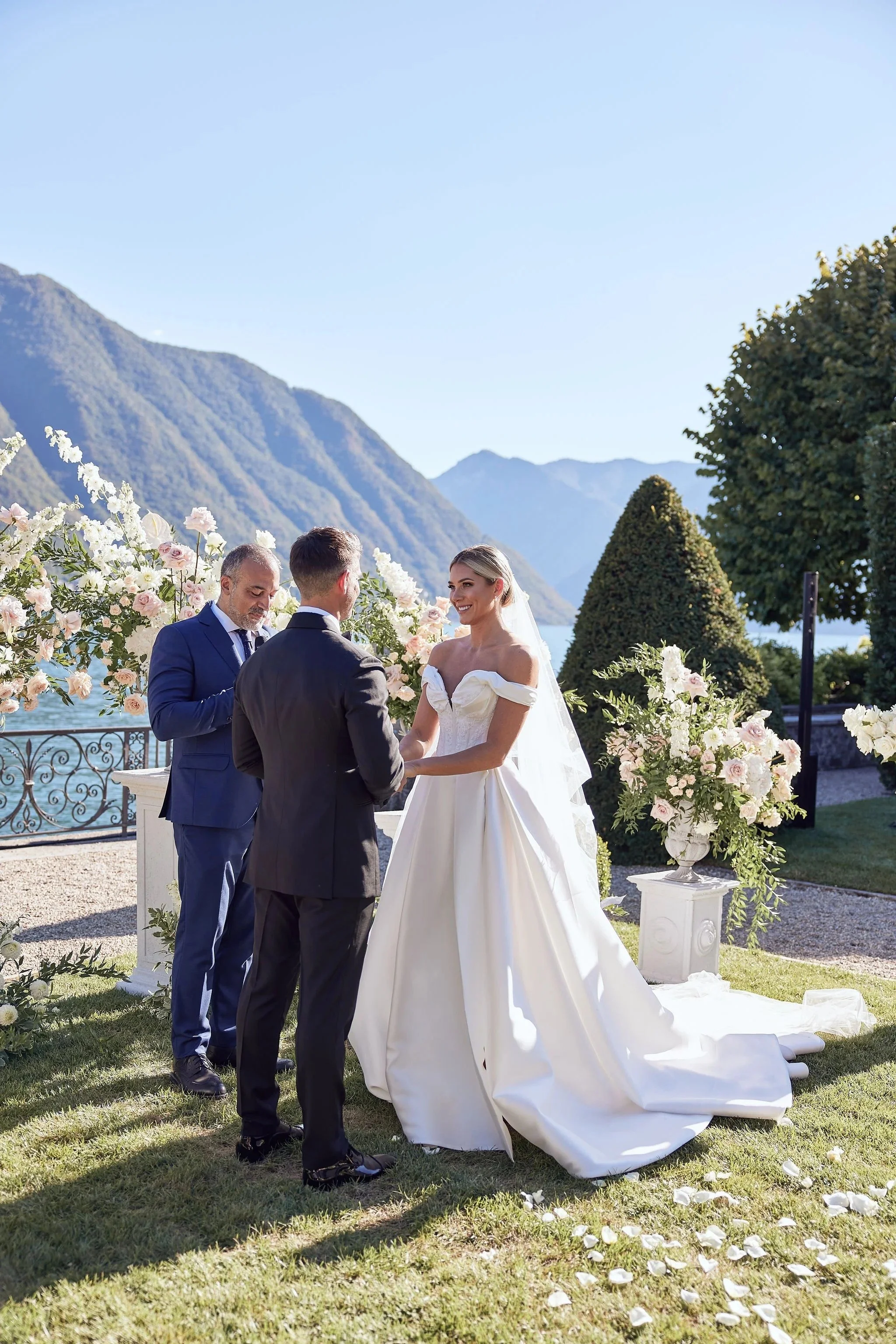 imgi_96_HR_MandB_LostinLove_wedding307.jpg