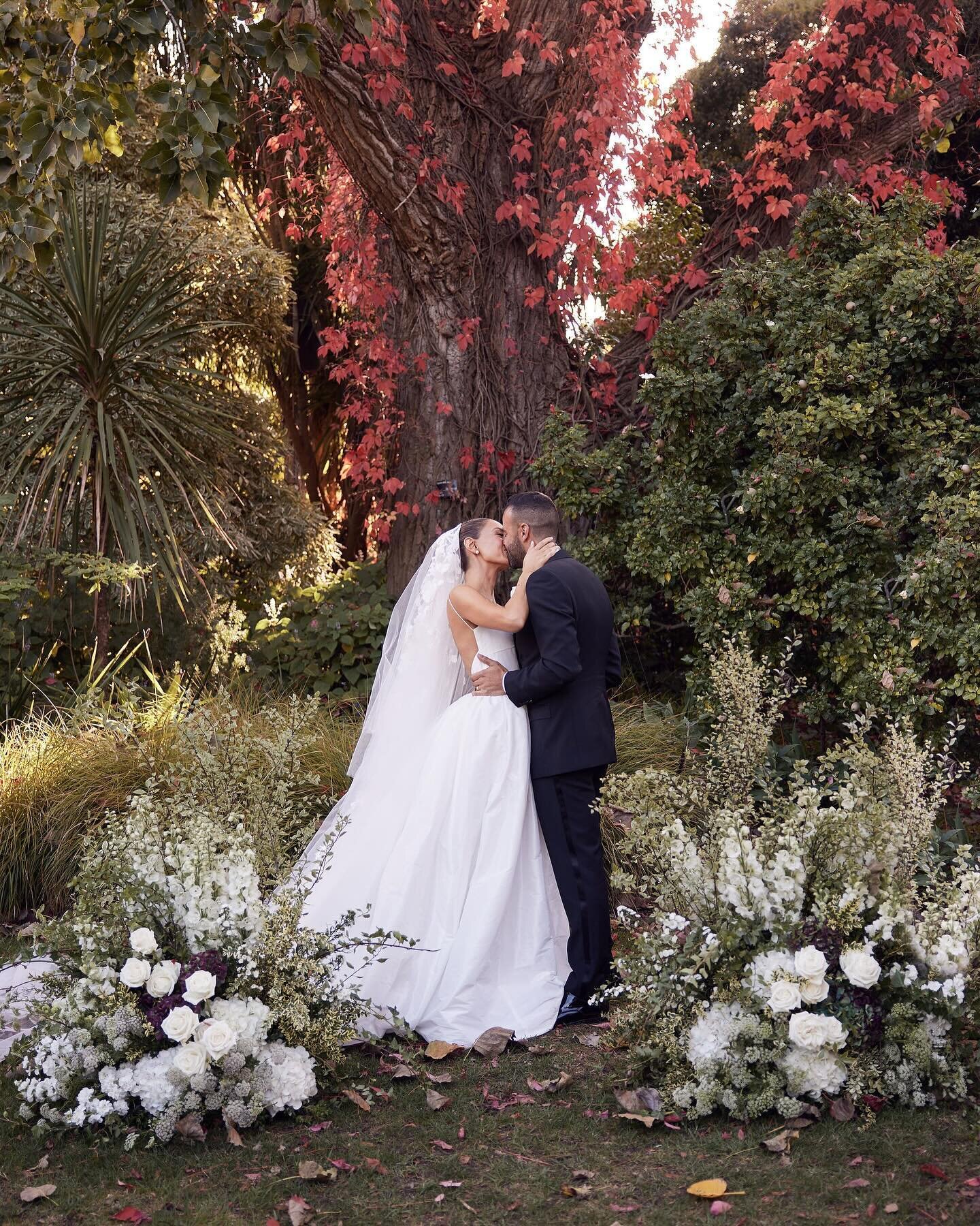 It is officially the season of beautiful red leaves and hazy sunlight 🍂🤍 We are so excited for weddings to start looking a little something like Natalie + Joe&rsquo;s dreamy autumn day at Garden House

Bride + Groom | @natalieib @joemonitto 
Ceremo