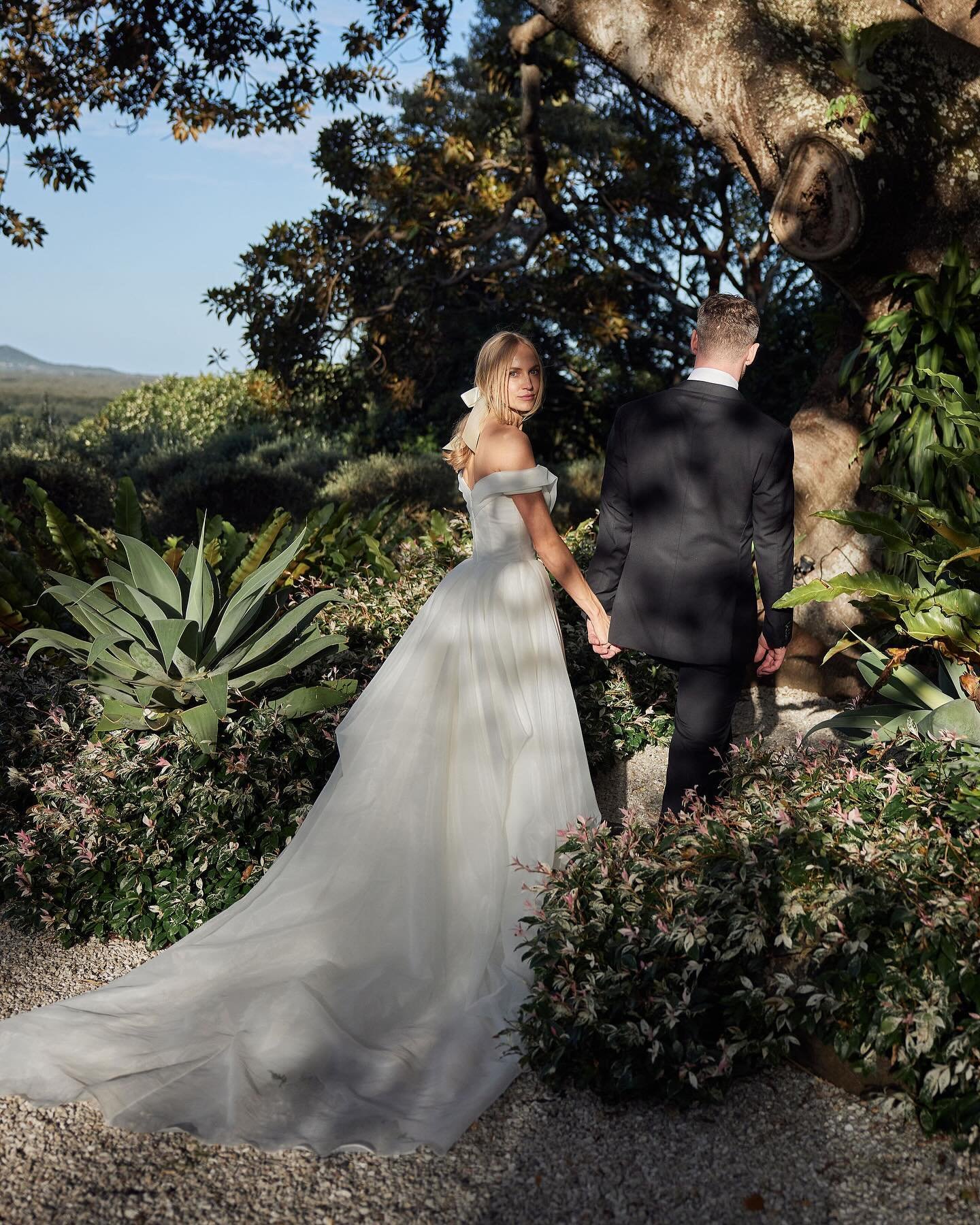 From a disastrous first date to happily ever after 🤍 We adored witnessing Ella + Joel&rsquo;s modern love story

Bride | @el__harding 
Wedding Photographer | @lostinlove_photography
Wedding Planner | @byronbayweddings
Wedding Videographer | @meganke