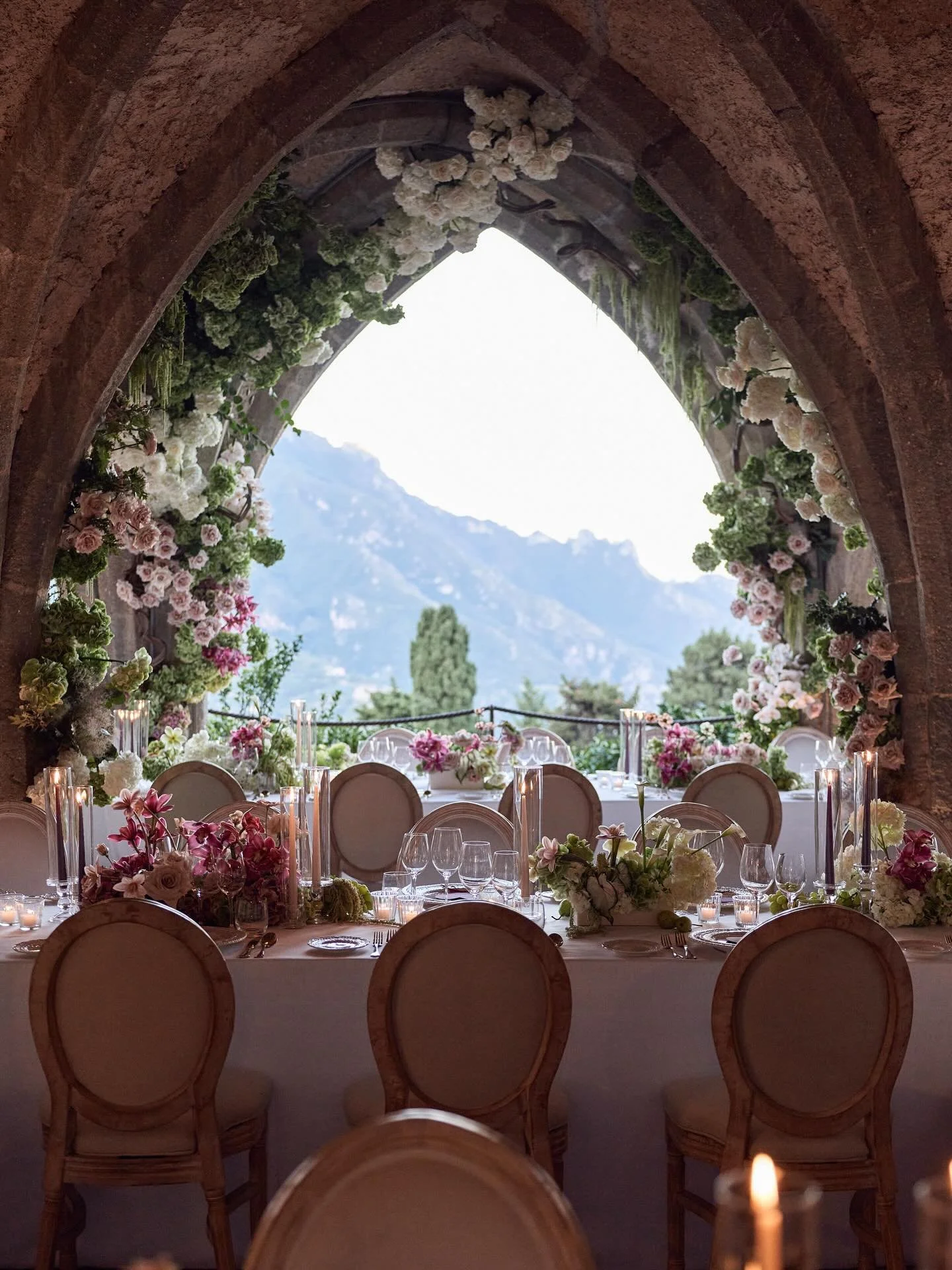 Romantic details from Kate + Tom&rsquo;s wedding day at the iconic @villacimbrone 🫶🏼

Bride &amp; Groom @kate__hawkins @thomashawkinsss 
Wedding Planning and Design @rossiniweddings
Venue @villacimbrone
Photography @lostinlove_photography
Videograp