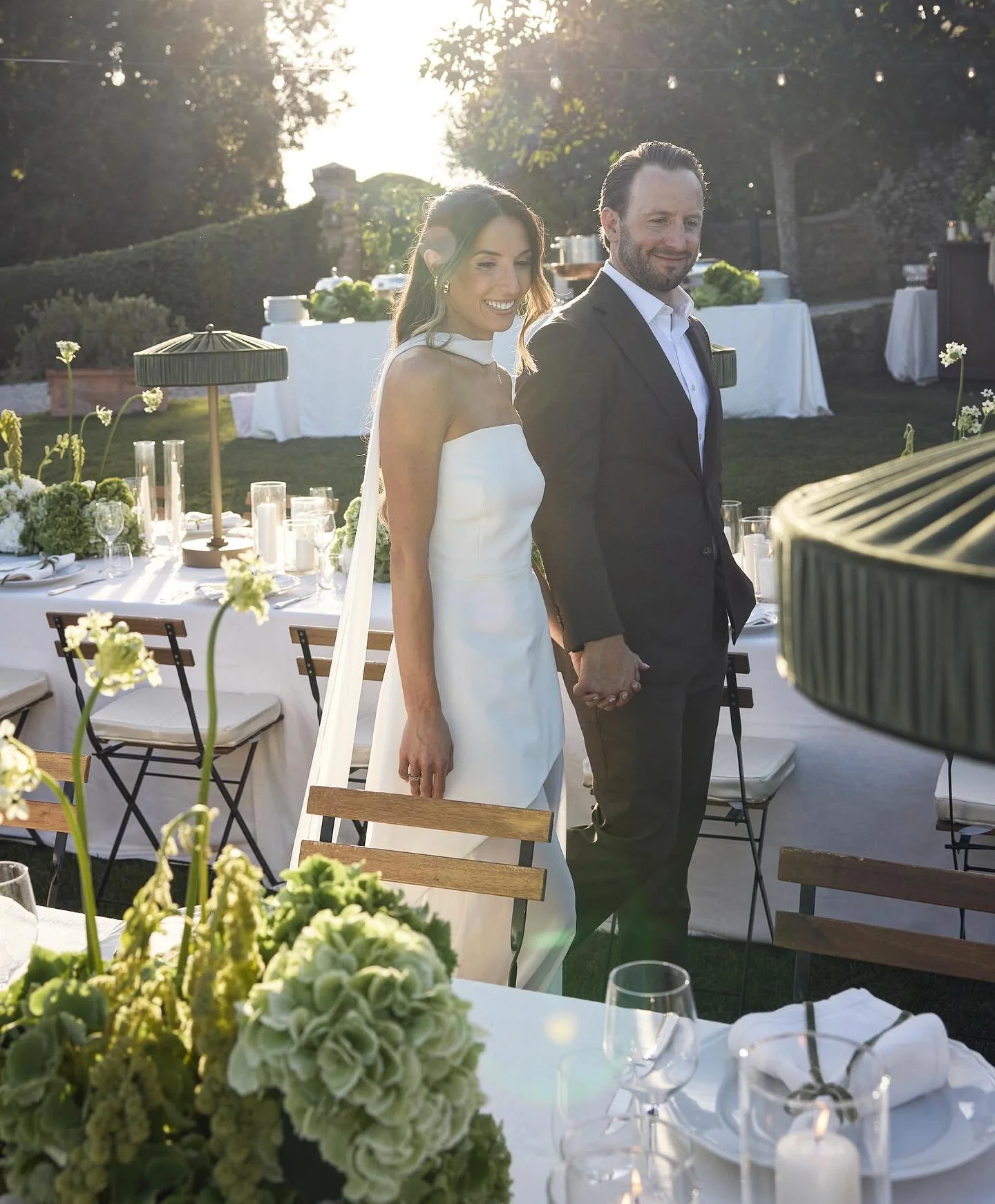 Lauren + Erics beautiful welcome dinner under the setting Tuscan sun. Those olive green table lamps though 🙌🏼 

Venue | @borgostomennano 
Wedding Photographer | @lostinlove_photography
Wedding Planner | @Theweddingcare_cristinaditta
Florist | @jard