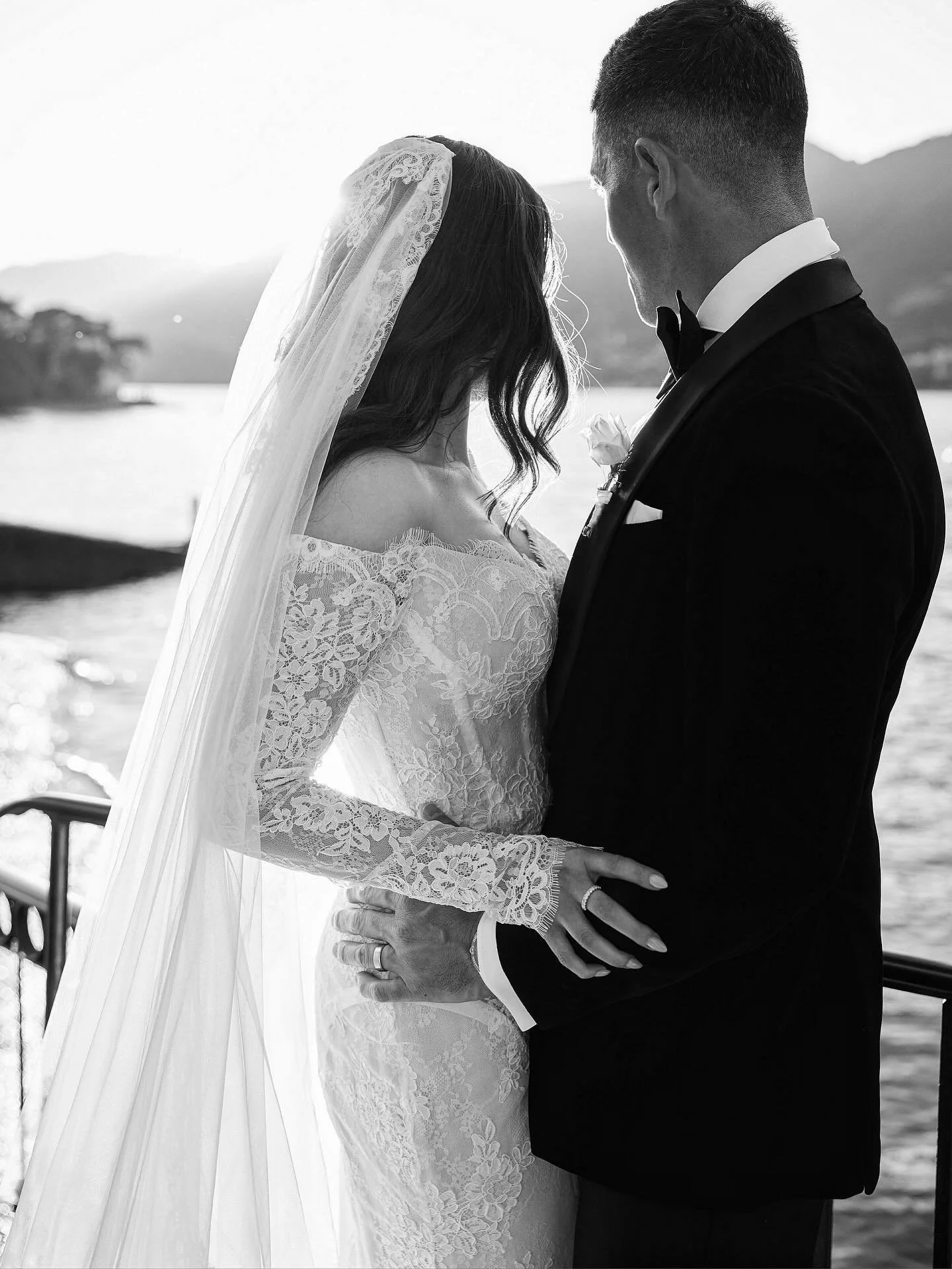 As the Italian summer faded, Eilish and Michael relished in a serene boat ride around beautiful Lago Di Como, intimately exchanged vows at the iconic @villadelbalbianello, took a sunset stroll along the local cobble stone streets and enjoyed a romant