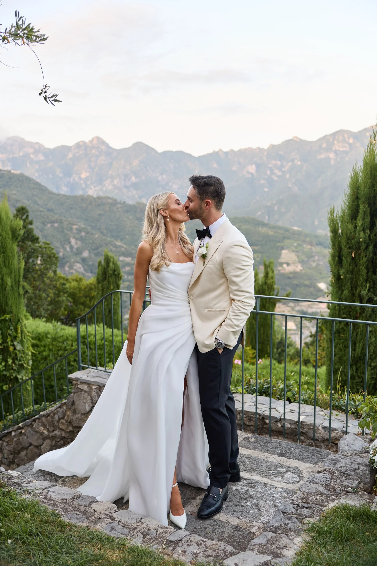 web_053AshandAsh_BelmondCaruso_LostInLovePhotography_wedding_0911.jpg