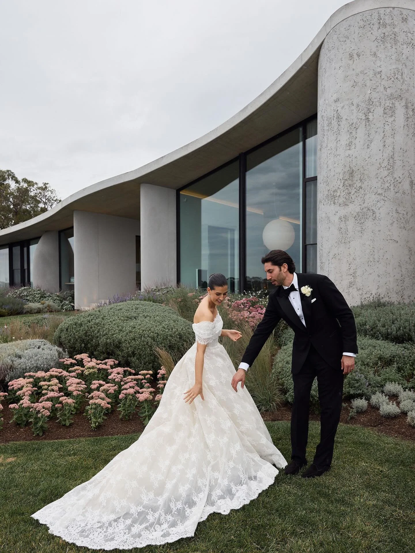 Jasmine + Nitays insanely gorgeous modern farmhouse wedding 🤍 absolutely obsessed with these two and their day. 

Couple | @jasminebassat  and @nitaybh 
Photographer | @lostinlove_photography 
Wedding planner | @thebiggrouphospitalityagency 
Dress |