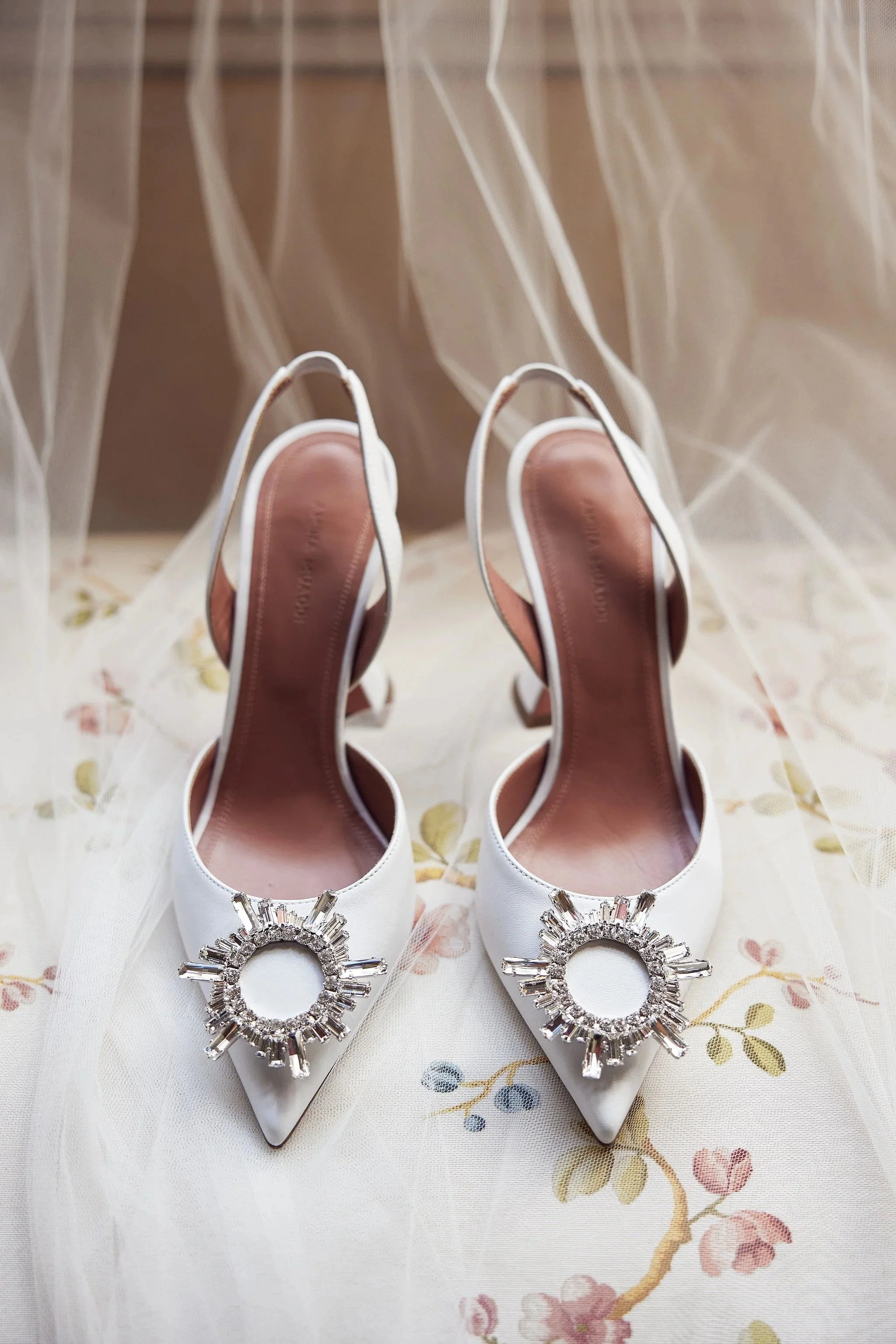 imgi_40_HR_MandB_LostinLove_wedding2.jpg