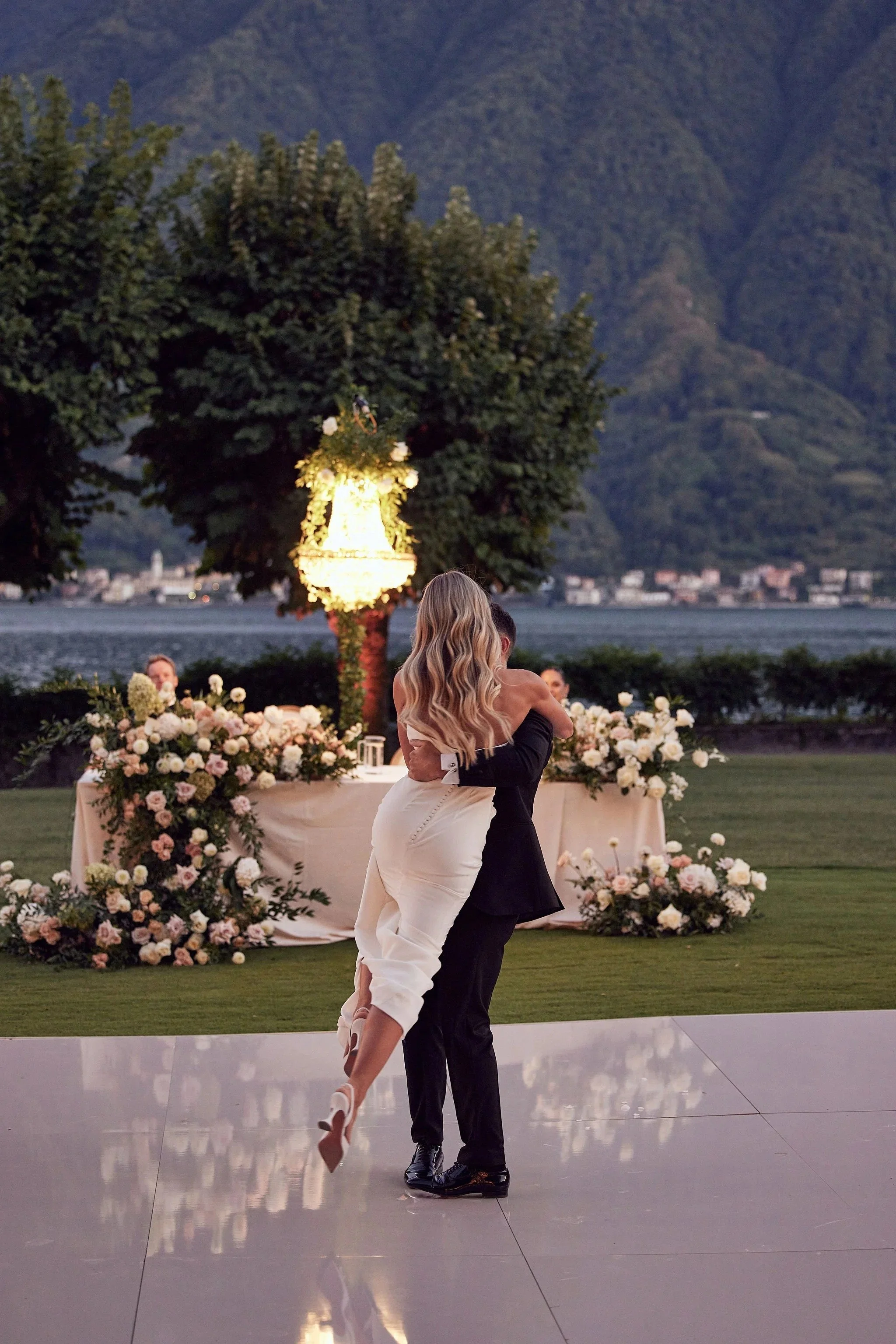 imgi_169_HR_MandB_LostinLove_wedding915.jpg