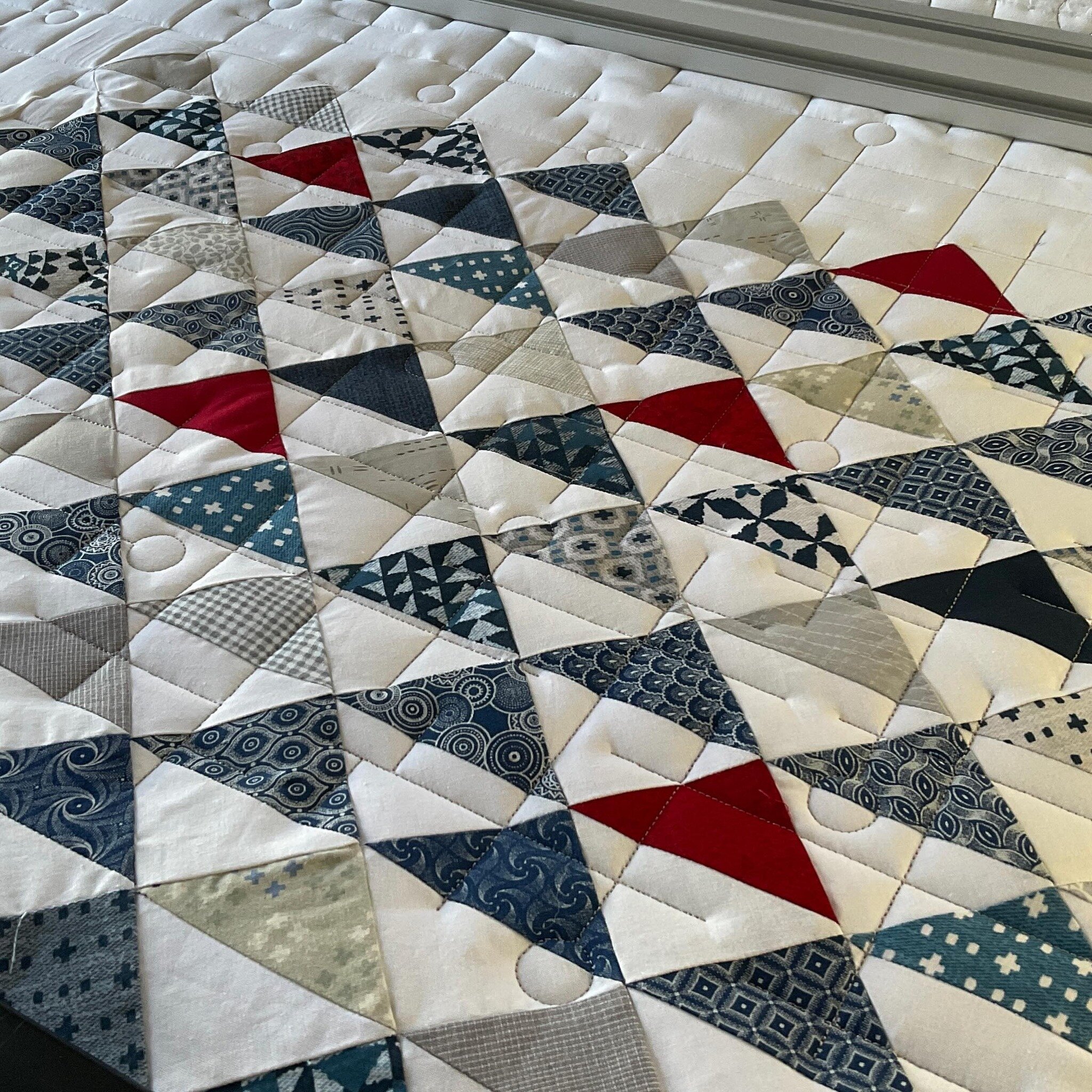 Texture! Retro Lines, double batting, and #glidethread in Flint create wonderful texture on this gorgeous quilt by @nrfoote 

#longarmquilting #longarmquilter