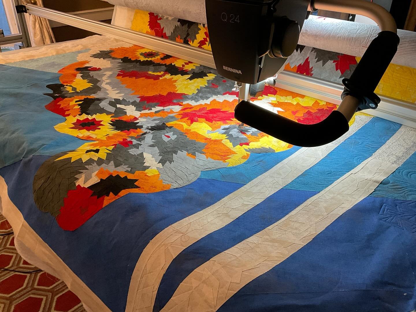 I&rsquo;m beyond the halfway mark on this explosive quilt by @cookies.and.quilts - I can&rsquo;t wait to see this completed. It&rsquo;s an amazing piece. 

#artquilting #longarmquilting