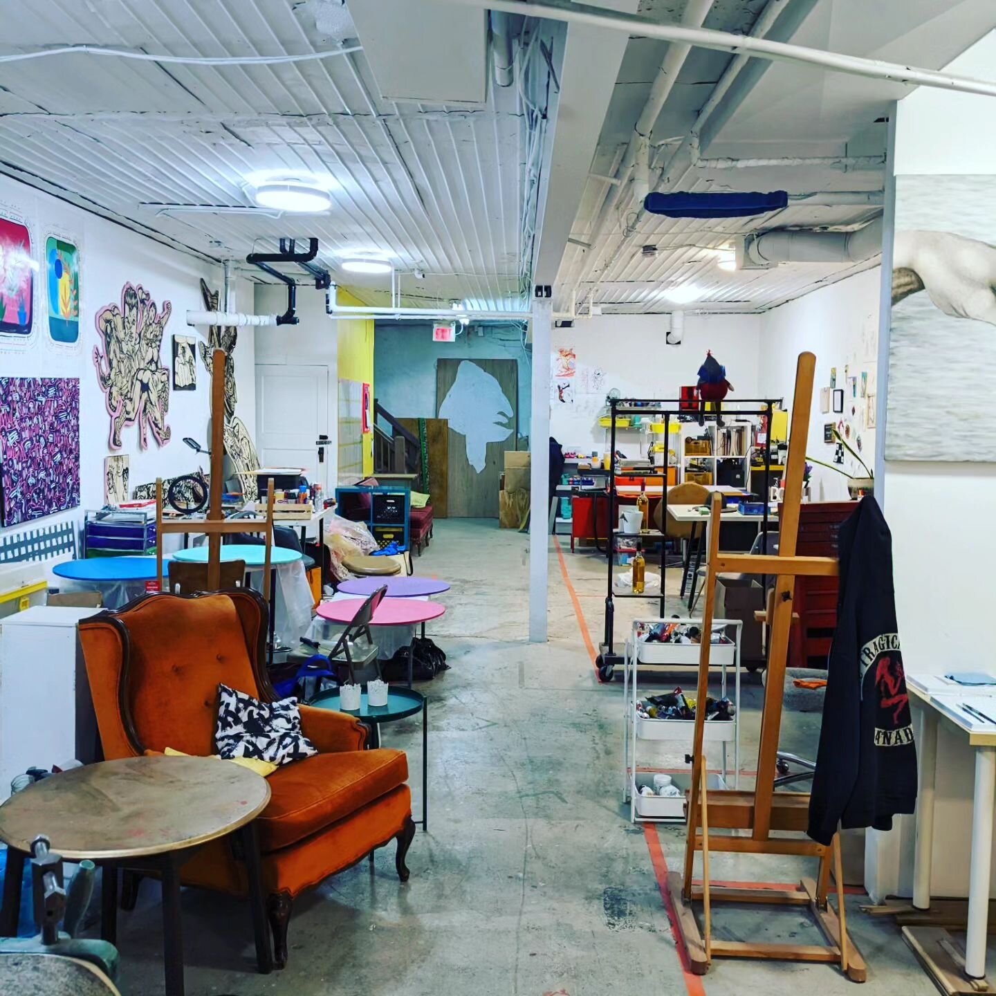 WE HAVE A SPOT AVAILABLE!
Looking for a shared space to create your art? We have a current opportunity to become a @spareroombarrie
Roomie. 

You'll gain 24 hour access to the artist studios, main gallery and lounge. Located along the waterfront in d