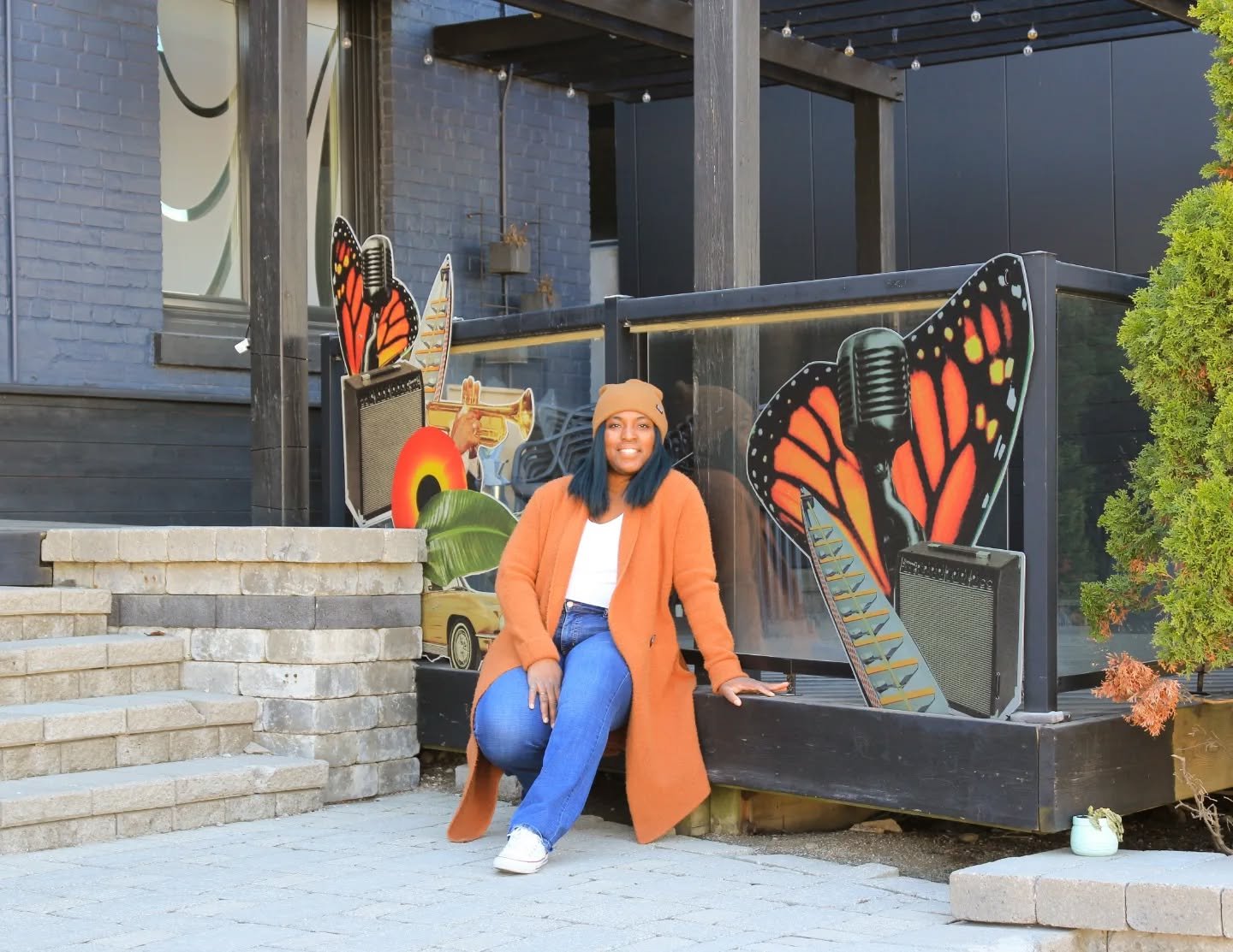 With patio season in full swing, we hope everyone is enjoying the artwork made possible through the city of Barrie's Brightening Barriers programming, including this project done by roomie @collaji.p.henson. 

Check out her peice at @michaelandmarion