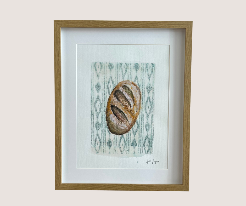 Dibujo de una barra de pan sobre un fondo decorativo en tonos menta, enmarcado en madera.