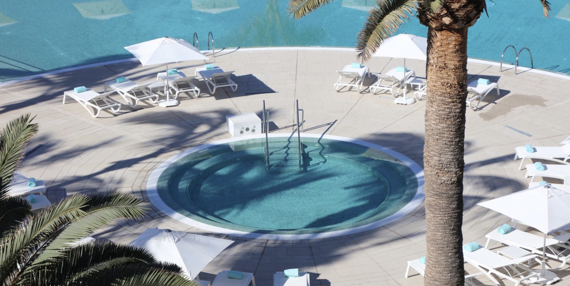 Solarium piscinas Iberostar Lanzarote - diseño interior de José María López - Solarium design Lanzarote