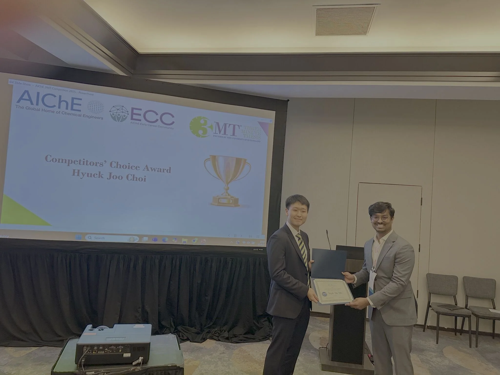Hyuck Joo Wins 3 minute thesis competition at AICHE! Congrats!
