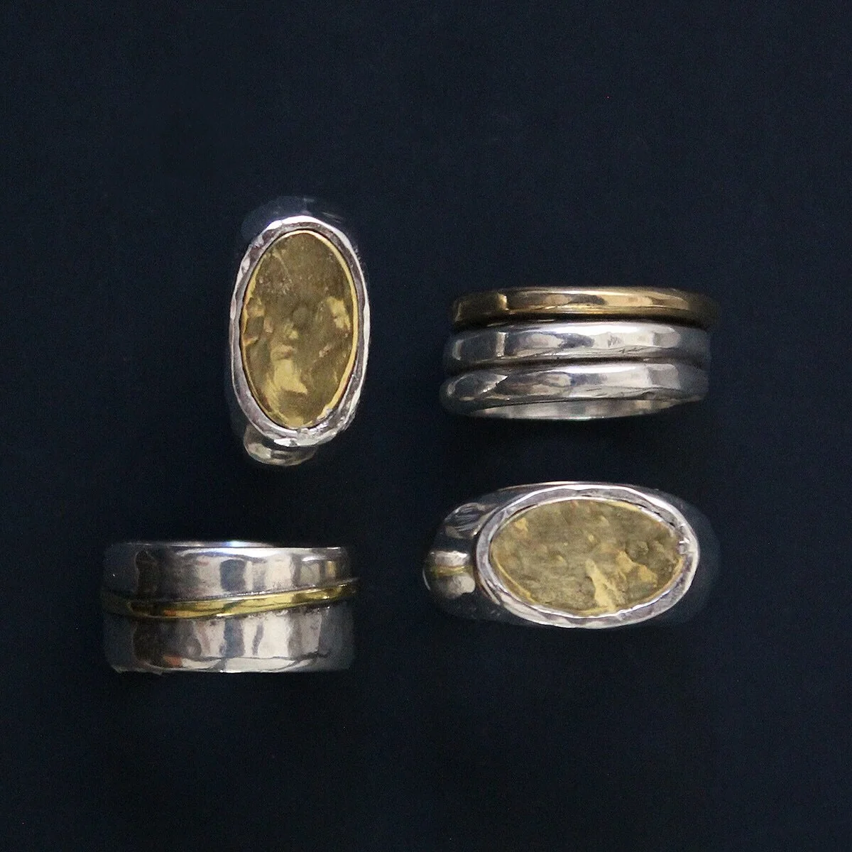 Contrasting metals | Balance in harmony.
.
.
.
#rings