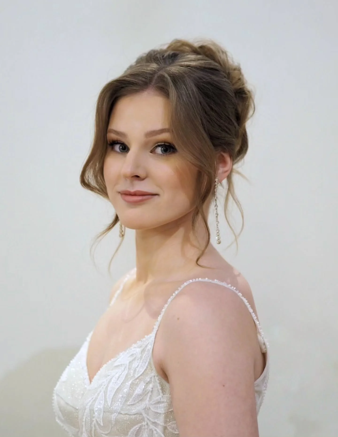 Eilen oli @turunhaamessut 🤍
@beautybymarjatta ja @bylauracarita teki sinne malleja🩷

Kuva 1 ja 3 Meikit @beautybymarjatta 
Kampaukset @bylauracarita 
Puvut @kristibridal 
Kukat @kukkafiori 

#turunh&auml;&auml;messut #kampaamoturku