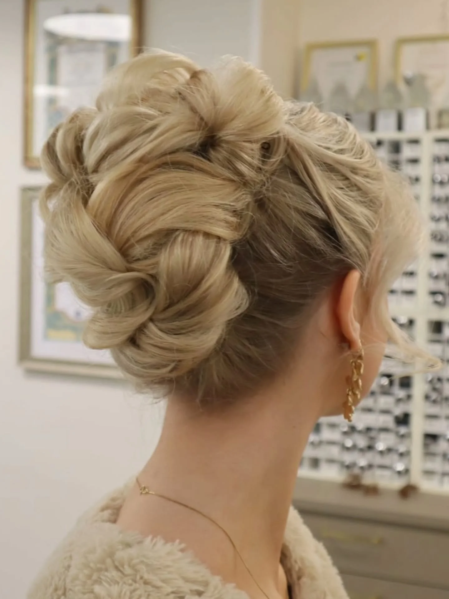 Vanhojen tanssikampaus t&auml;n&auml;&auml;n Sinikalta