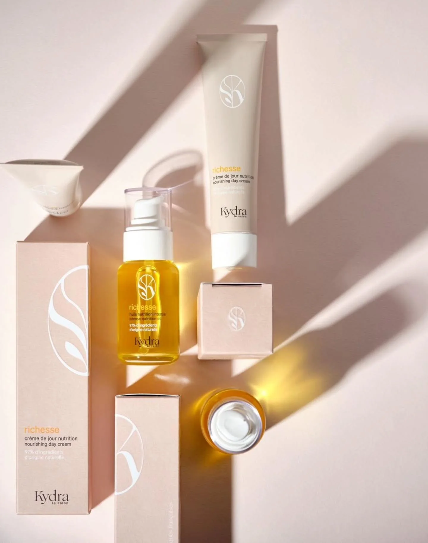 ✨UUTTA CRYSTALLISSA✨
 @kydralesalon 

Kydra le salon on ranskalainen premium-tason hiustenhoitosarja, jossa kasvipohjaiset ainesosat yhdistyv&auml;t tieteelliseen asiantuntemukseen. Sarjan tuotteet on suunniteltu hoitamaan kokonaisvaltaisesti sek&aum