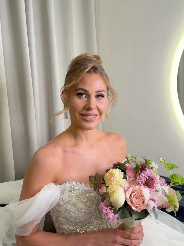 Meikki ja kampaus by @sheimasobeauty ✨

@kristibridal 
@miccishop 

#h&auml;&auml;kampaus #h&auml;&auml;meikki #morsian #bridalinspo #sinulle