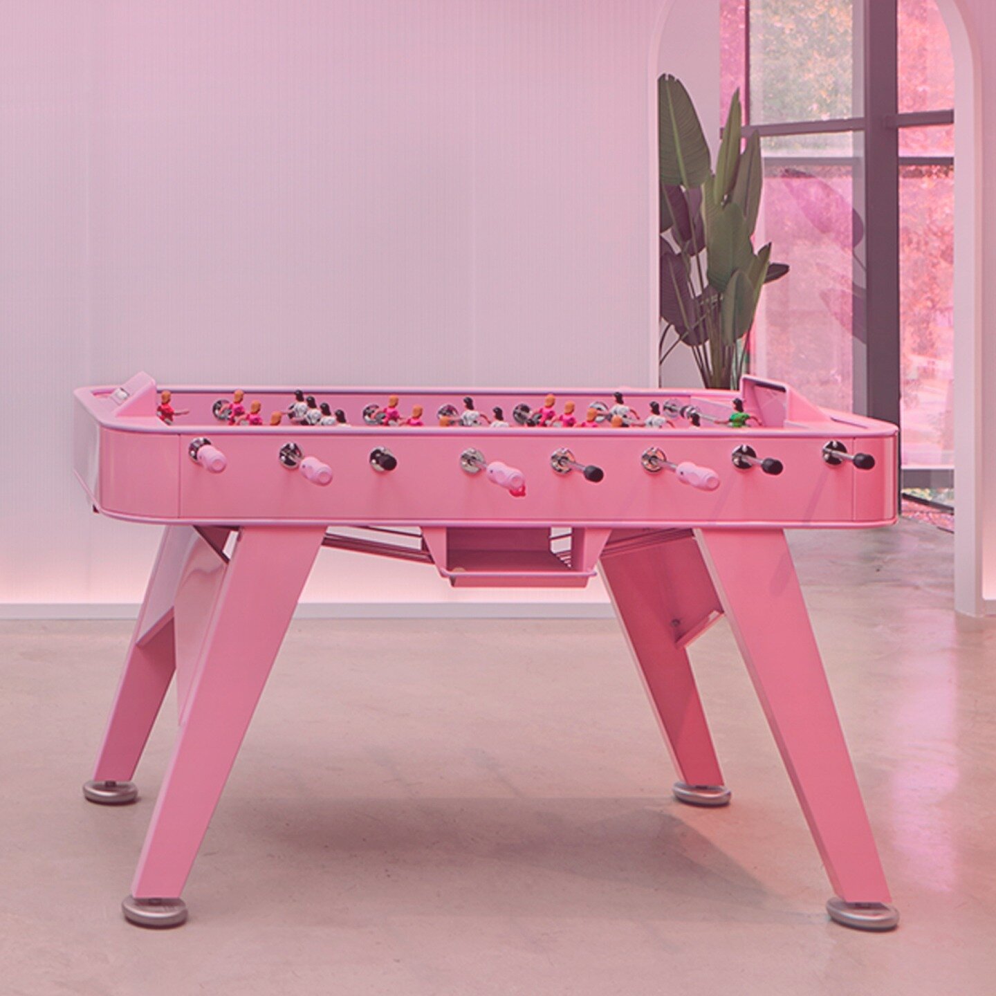 RS2 Barbie

Do you think Barbie plays football table? Barbie the movie has brought pink back into trend and this vibrant color paints the whole world with its energy and undisputed power. 
The RS Barcelona RS2 football table in pink finish is the per