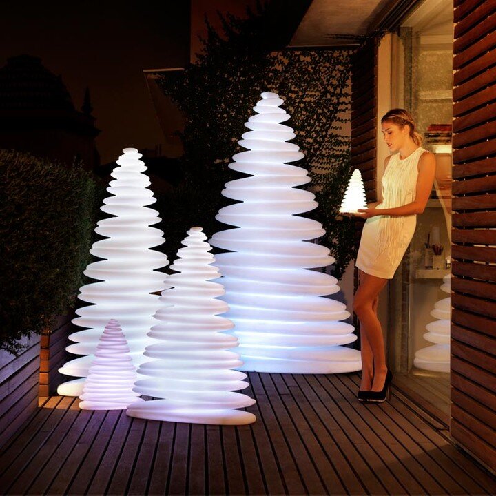 Wintervibes in Belgium with these rainy days 🌧

Chrismy
by Teresa Sapey for @vondomslu .

Chrismy is the reinvented Christmas tree by Teresa Sapey for Vondom. Is inspired in natural, organic and elegant shapes that rise toward its peak in each of it