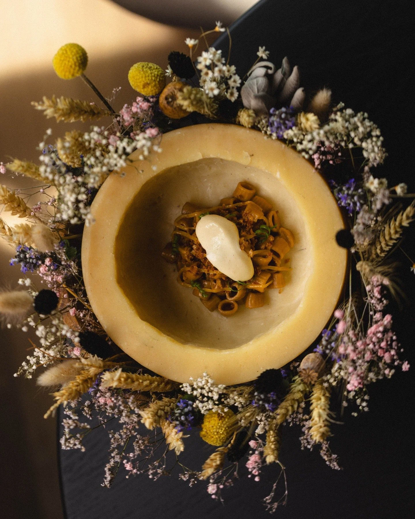 Some things are even better when served in cheese.

Most certainly our macaroni with roasted onion, chives and lard foam tossed in caprinollo.

Photos: @digitalemassarbeit