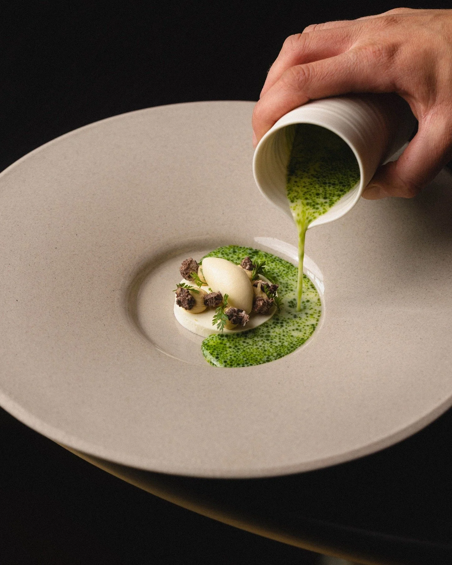 Spring is slowly pouring back onto our plates.

Hazelnut / parsley

Photo: @digitalemassarbeit