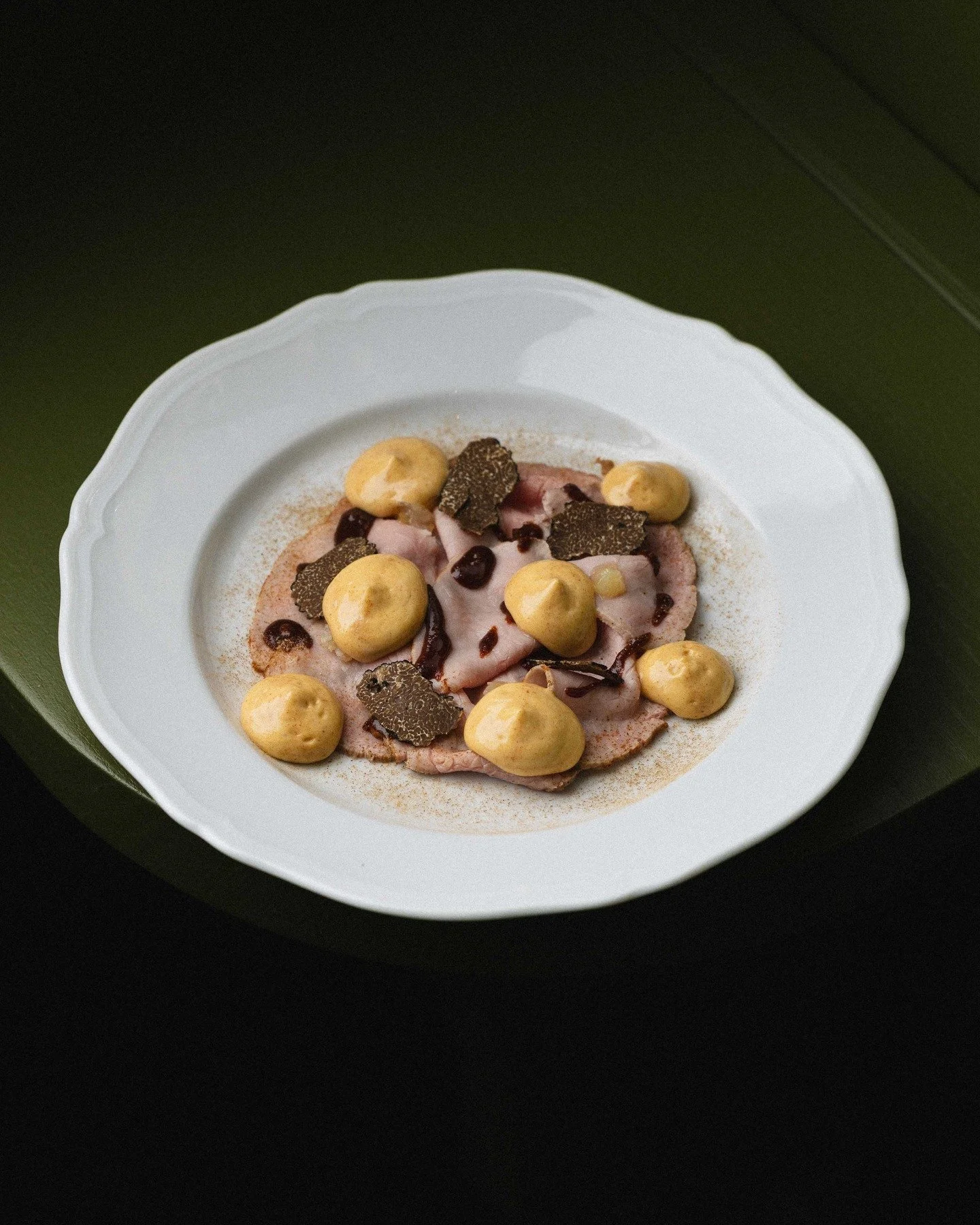 Ein Favorit aus den Wintermonaten: Kalbfleischstreifen mit Nussbutter und Tr&uuml;ffel.
Jetzt in einer Fr&uuml;hlingsvariation auf unserer neuen Speisekarte erh&auml;ltlich!

Foto: @digitalemassarbeit