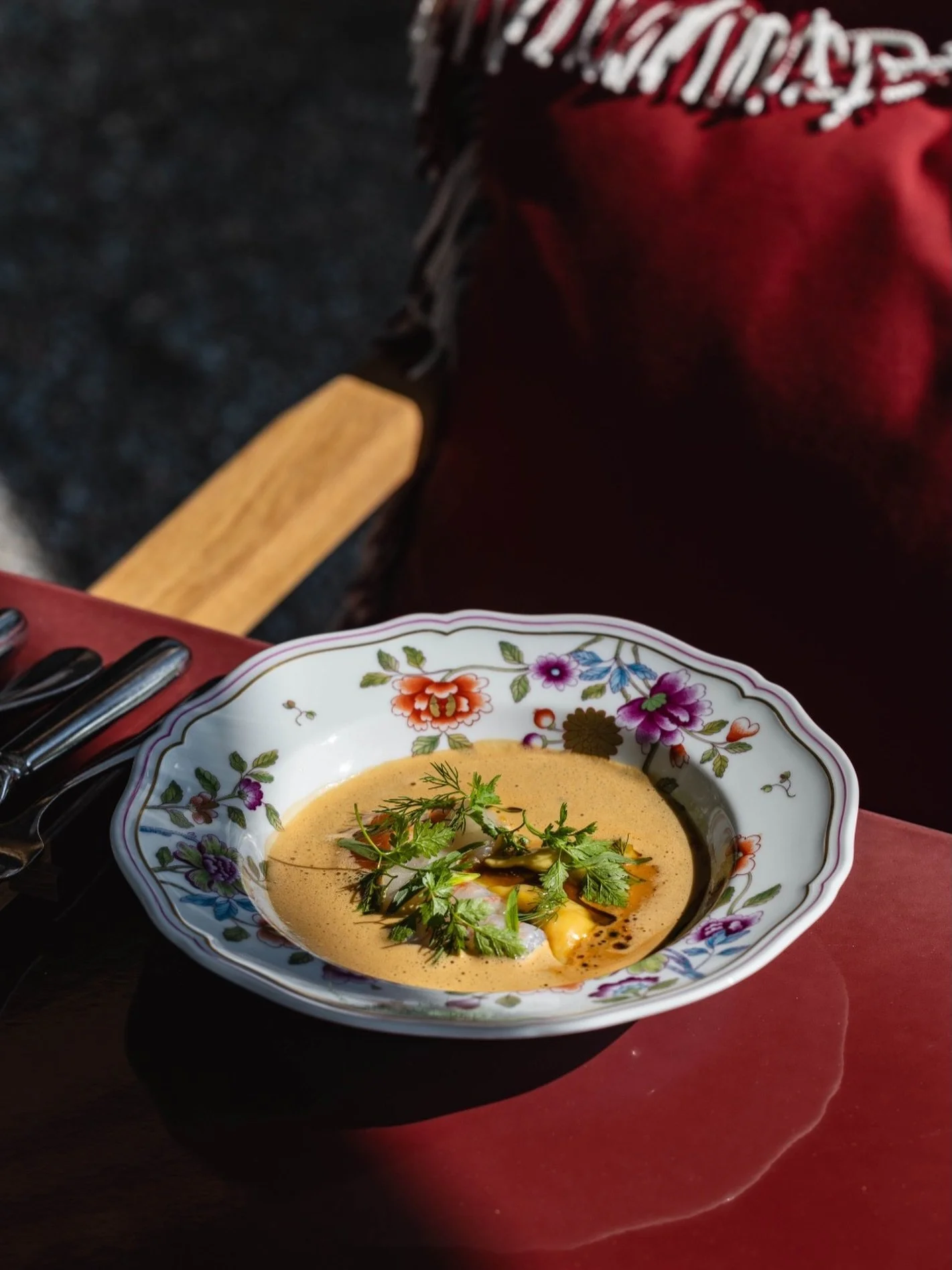 K&uuml;stenfeeling am Z&uuml;richsee: Krustentiersuppe mit Edelfisch und Gambero-rosso-Ravioli

👆Das Rezept findet ihr in der aktuellen Ausgabe des @caminada.magazin