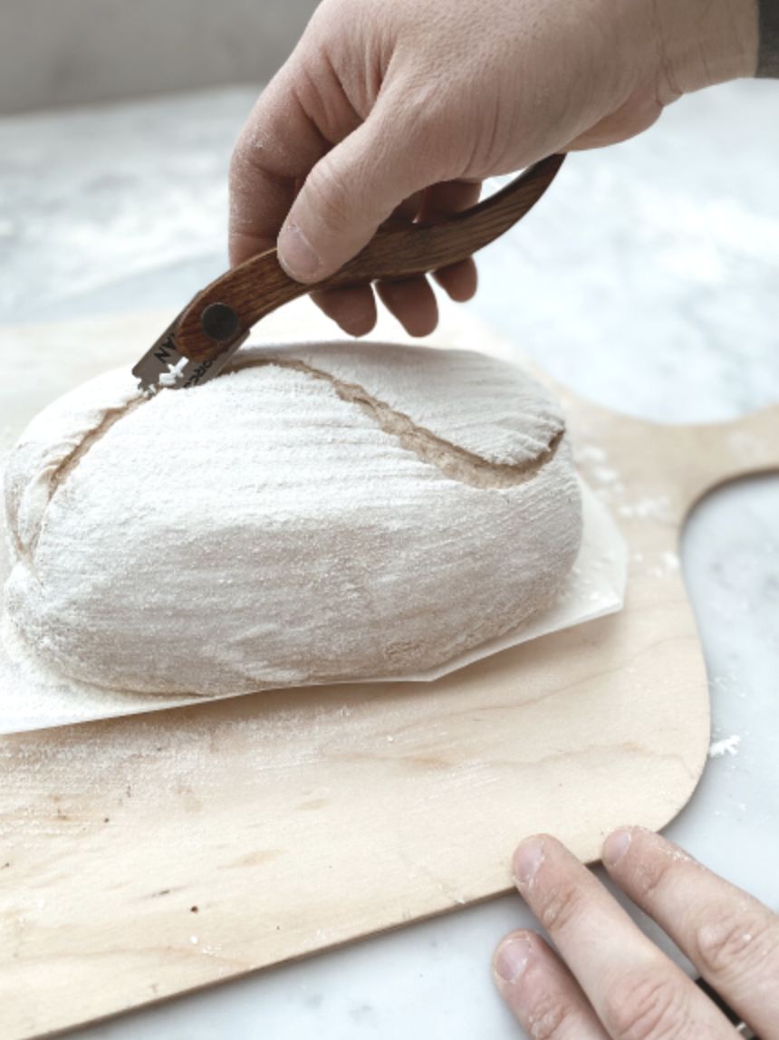 2 Lame Per Pane Professionali | Taglierino Per Panettieri Con Manico Ergonomico E Copertura | Acciaio Inox + ABS - 2