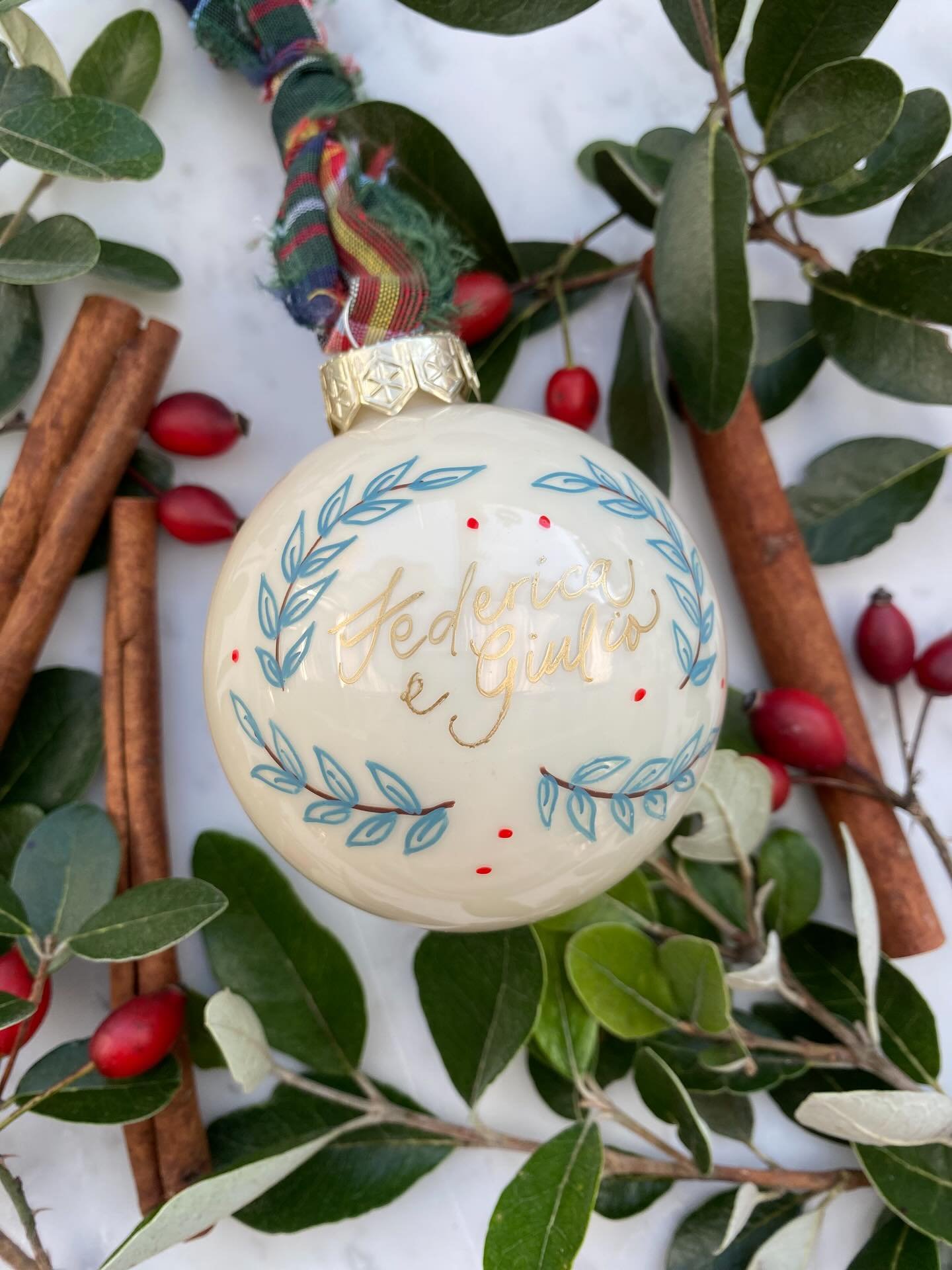 &ldquo;Ma nelle palline oltre alla scritta puoi fare anche le decorazioni?&rdquo; 
Questa &egrave; una domanda che mi viene fatta puntualmente, e si, la pallina vi arriver&agrave; decorate con le mie ormai iconiche foglioline e bacche, che in base al