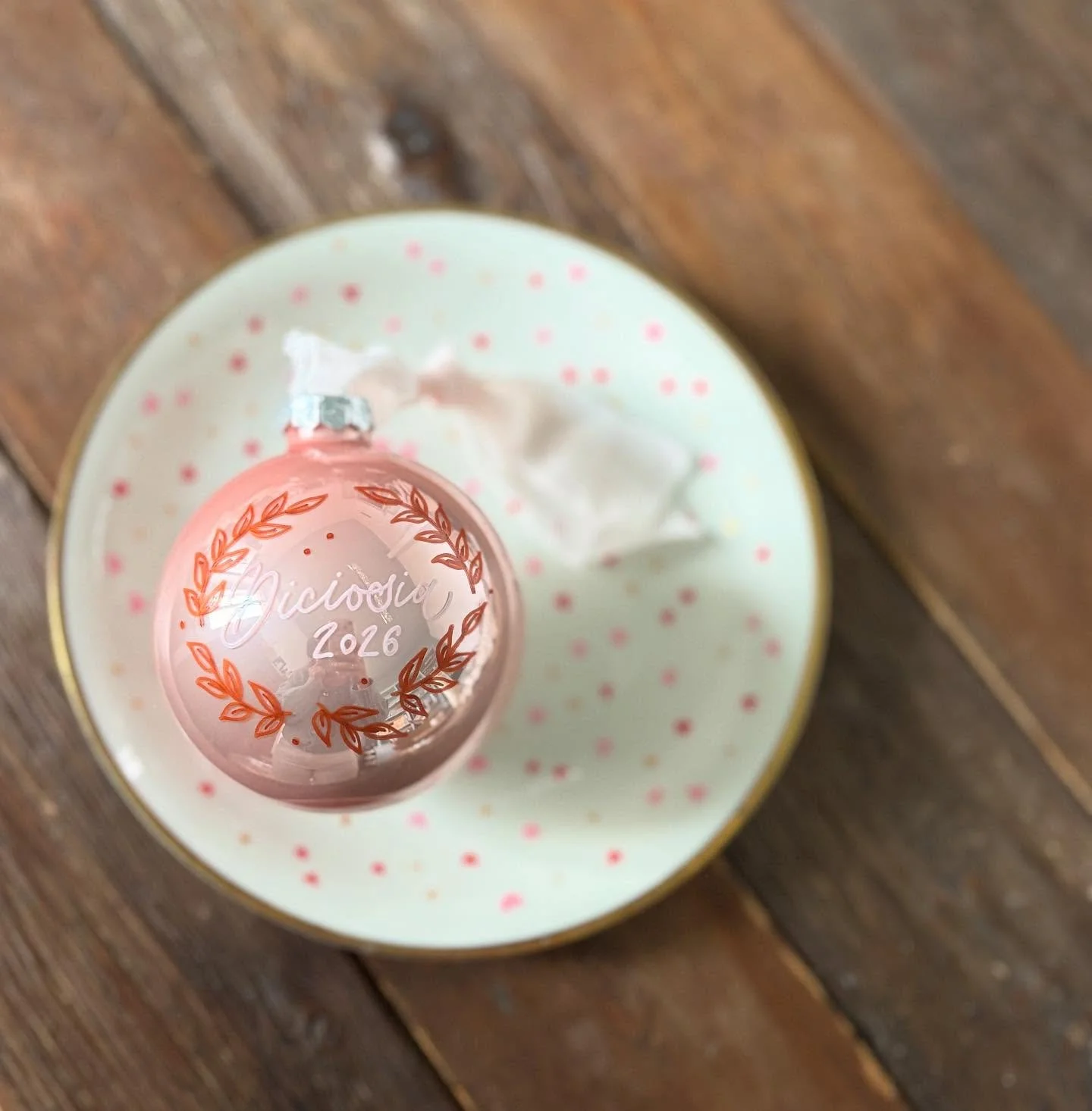 C&rsquo;&egrave; chi si porta avanti approfittando degli ultimi giorni in cui la collezione di Natale &egrave; ancora disponibile sullo shop, ma da luned&igrave; sar&agrave; una pioggia di cuori!!! 💕