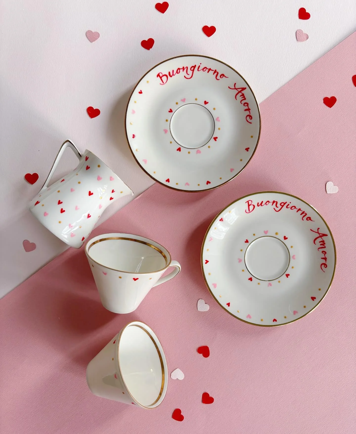 ❤️ Ci &egrave; voluto un po&rsquo; oggi, qualche intoppo che ha rallentato la pubblicazione, ma la collezione di San Valentino di quest&rsquo;anno &egrave; finalmente online!
Trovate sia creazioni pronte che piattini e tazze personalizzabili! ❤️
Spre