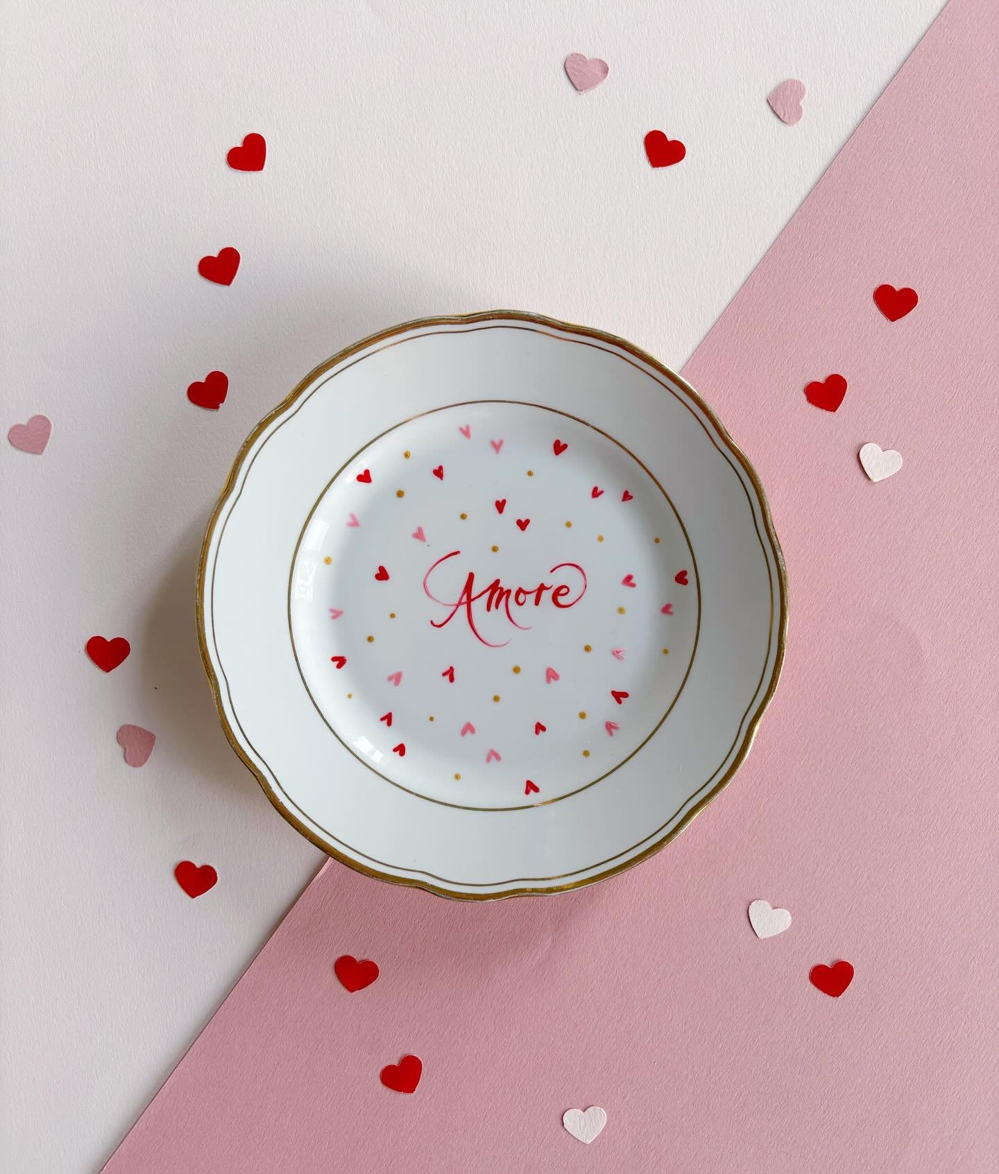 L&rsquo;Amore, &egrave; tutto ❤️
&bull;
Questo piattino li trovate ancora disponibile sullo shop!