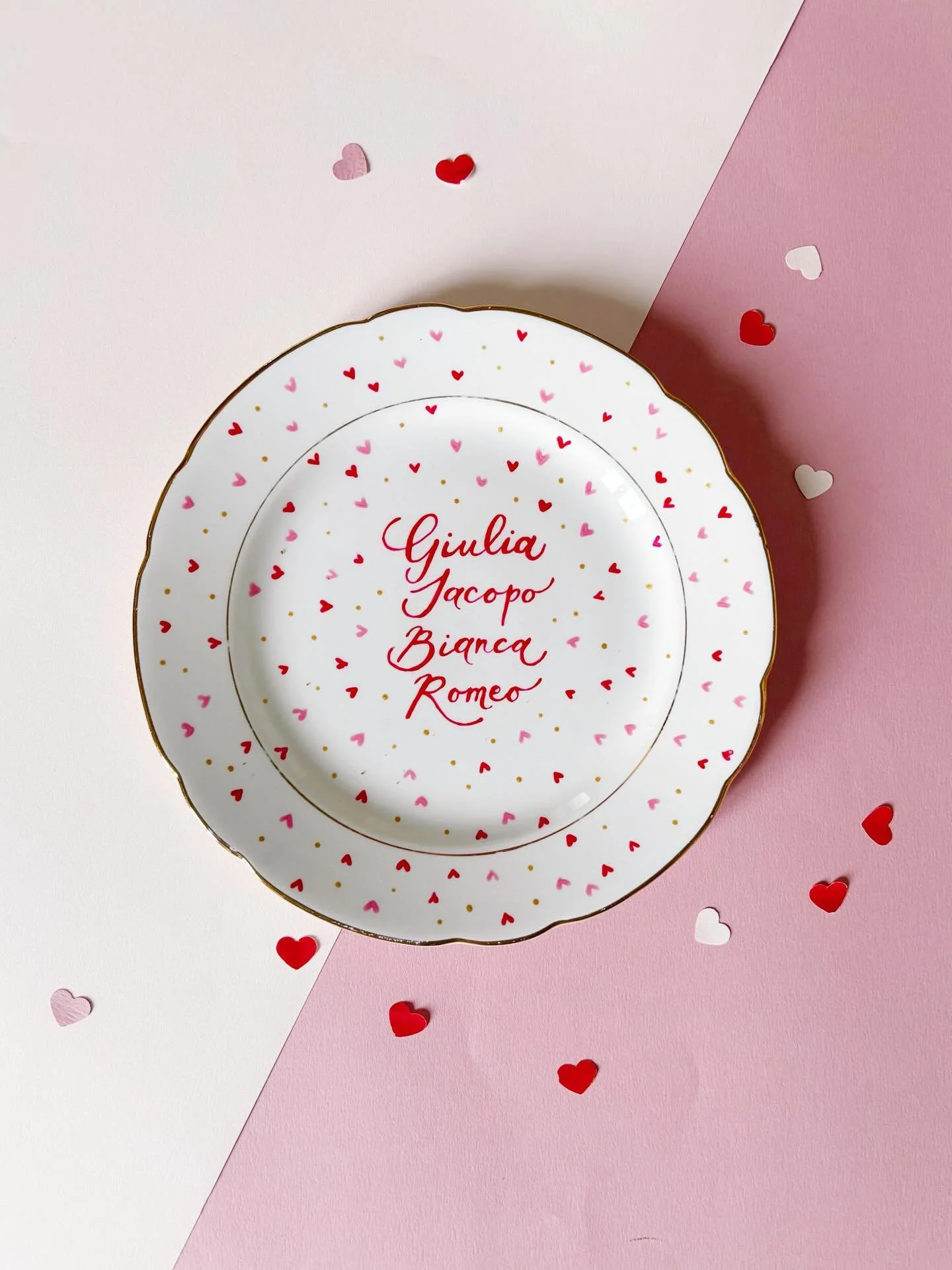 Tutto l&rsquo;amore che c&rsquo;&egrave; &egrave; scritto tra questi 4 nomi ❤️

Se vuoi personalizzare un piatto o una tazza sei ancora in tempo per riceverli in tempo! 
Se vuoi delle info o hai delle richieste, scrivimi!