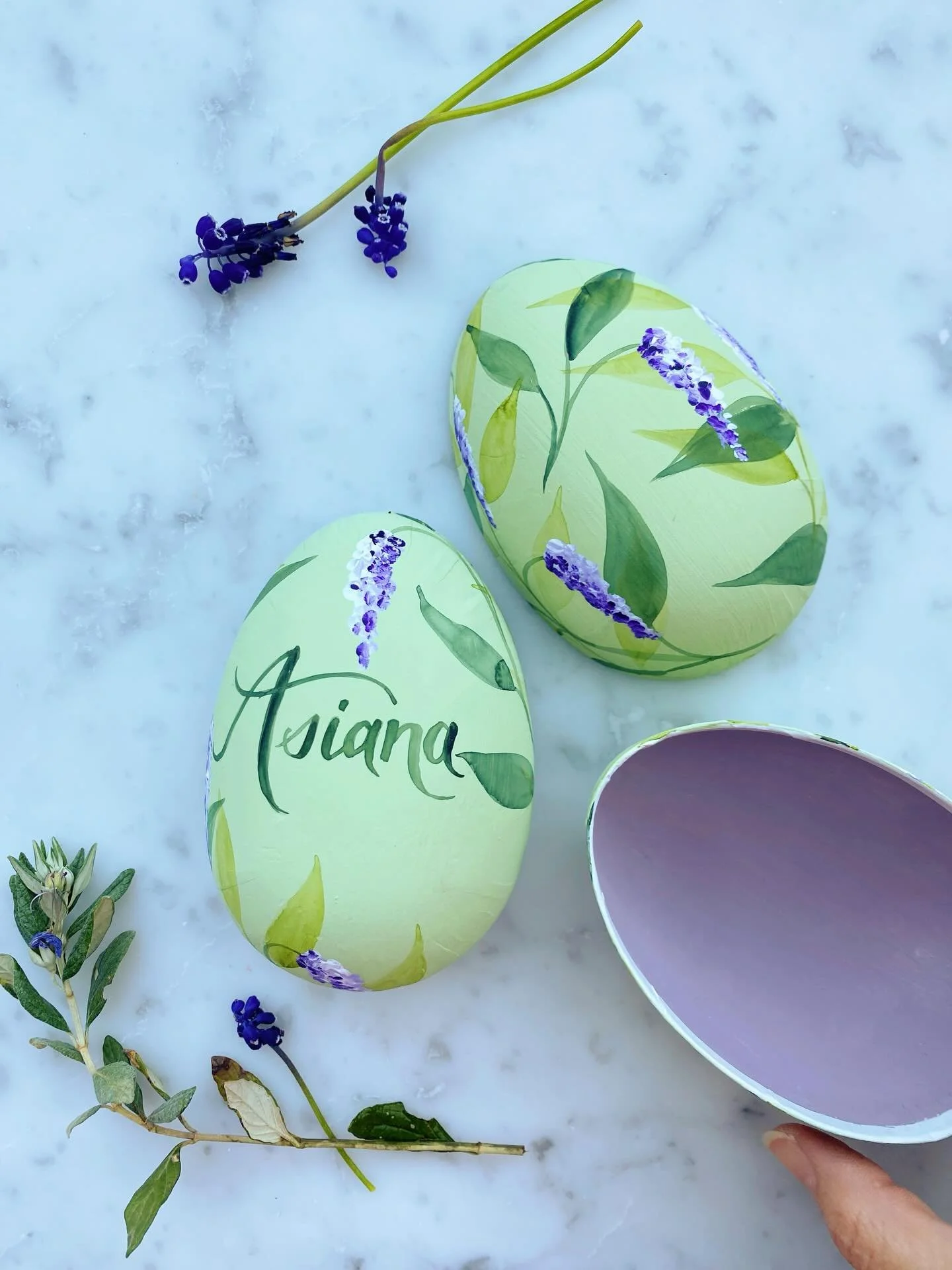 S&igrave;. Le uova stanno finendo.
No, non riesco a riassortirle perch&eacute; i tempi di lavorazione sono davvero lunghissimi.

Per&ograve; ho pensato che sarebbe utile scrivervi qui quelli che trovate ancora disponibili!

Di loro restano solo 2 in 