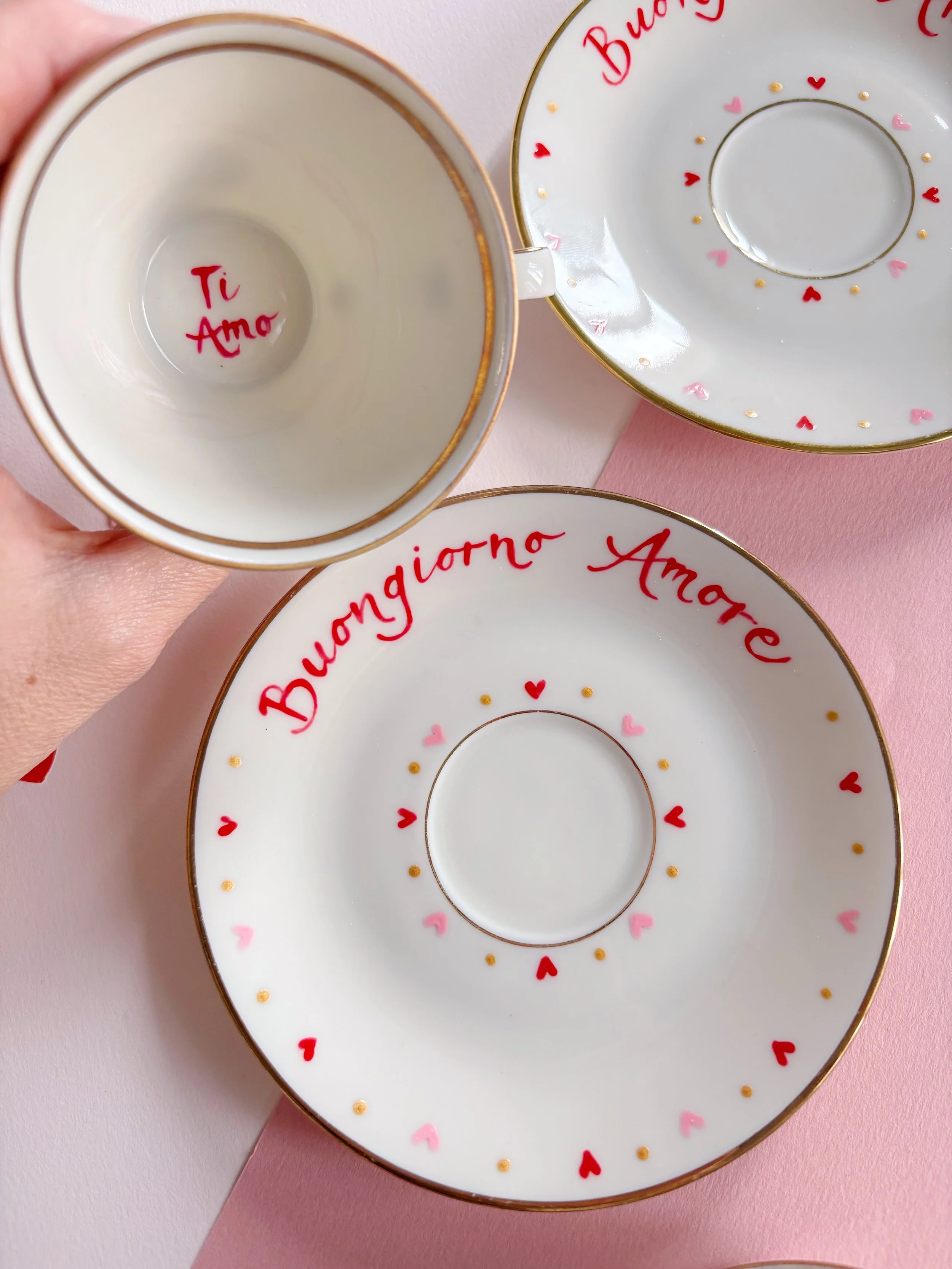 Tazze e piatti vintage in porcellana decorati a mano per San Valentino.