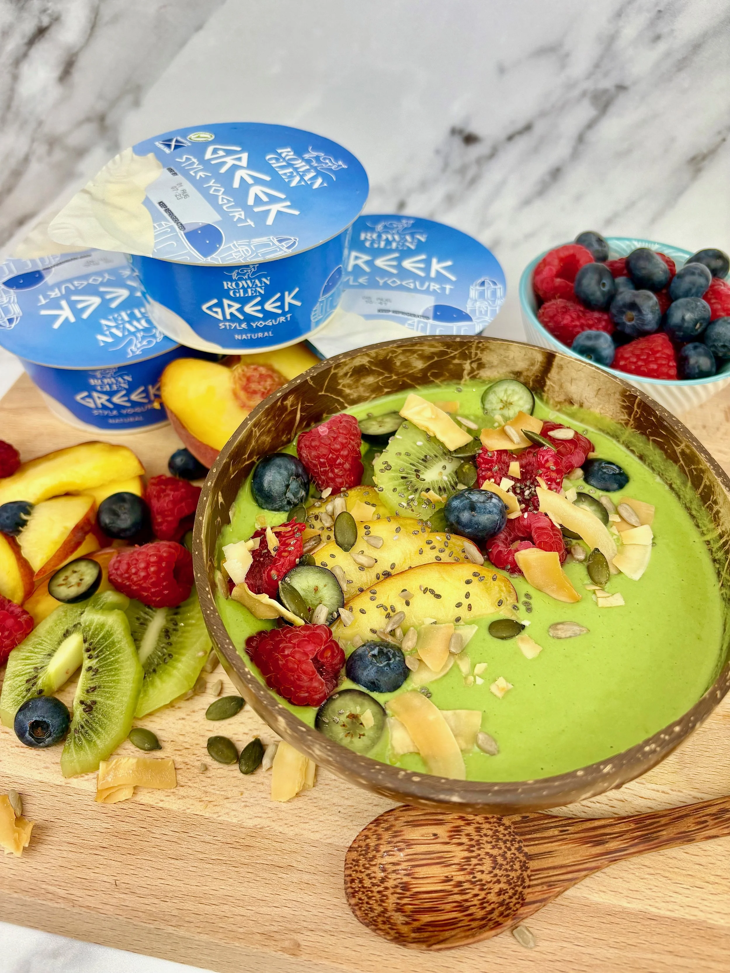 breakfast fruit smoothie bowl